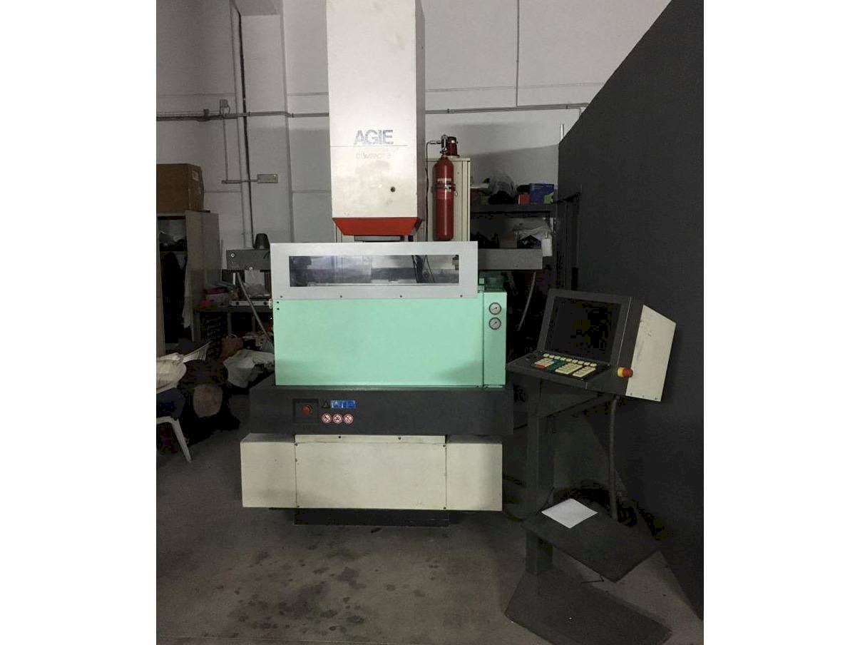 Frontansicht der AGIE Agietron Compact 3 Maschine