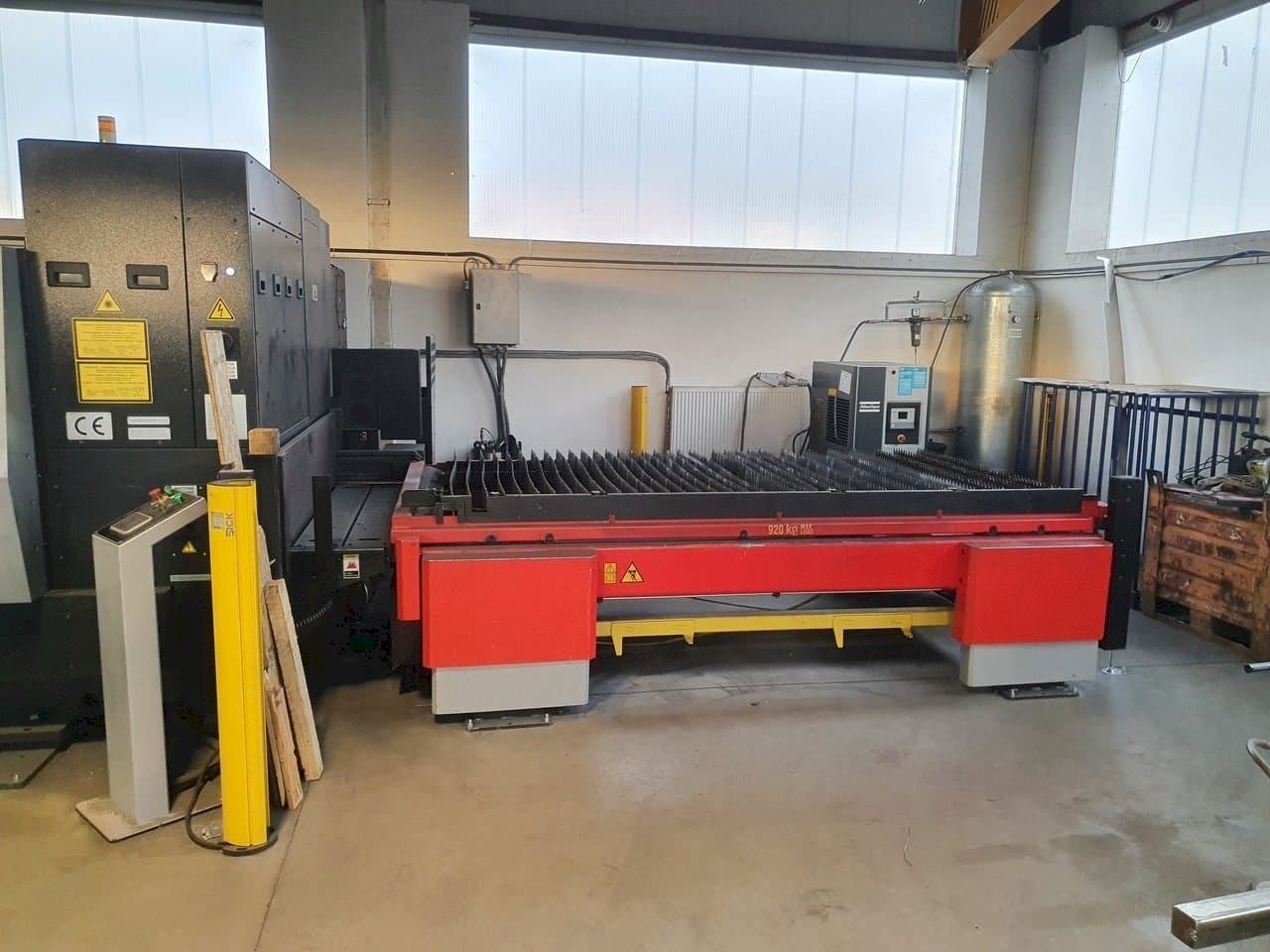 Frontansicht der AMADA 3015 AJ Maschine