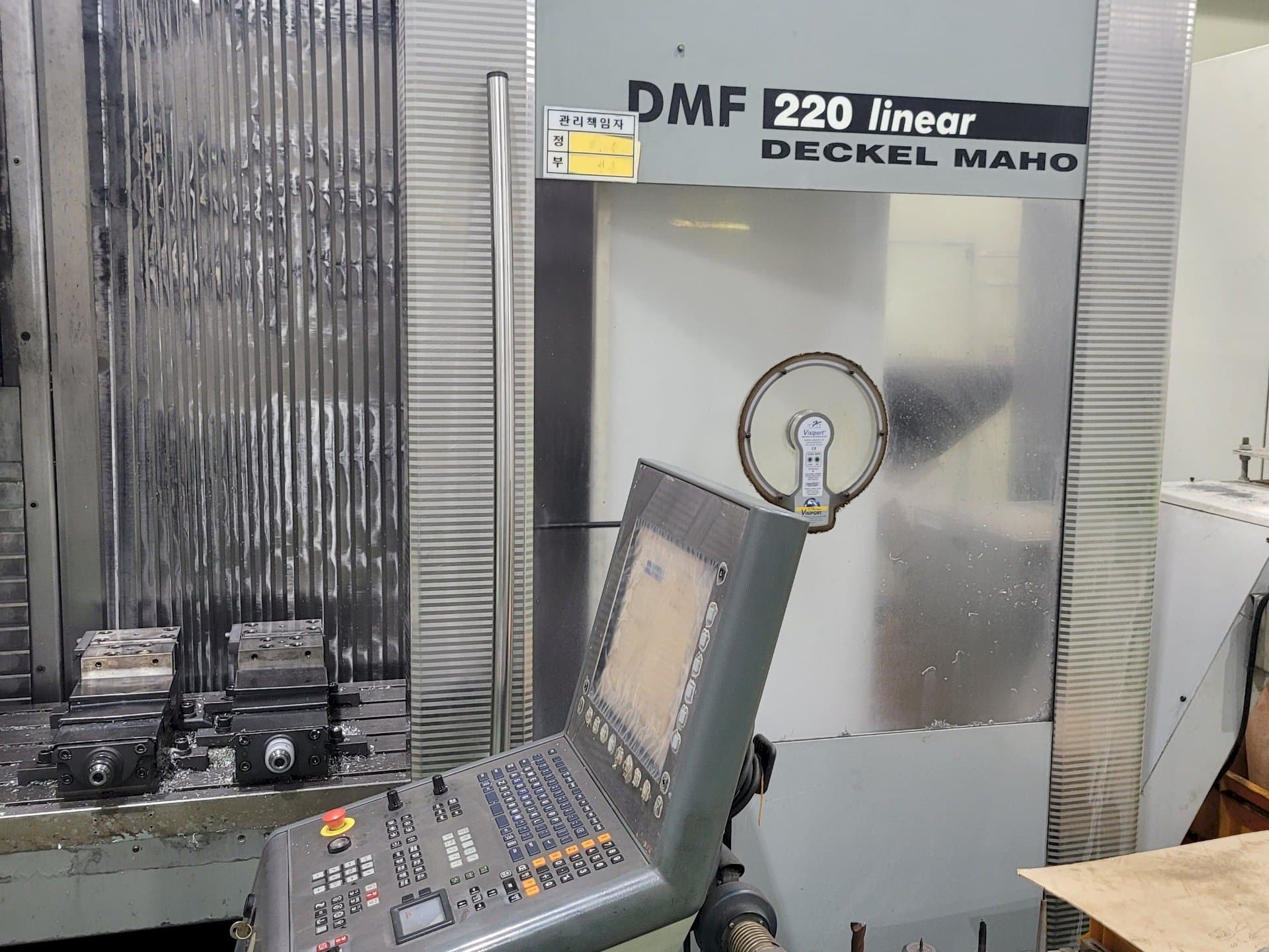 Frontansicht der DECKEL MAHO DMF 220 Linear Maschine
