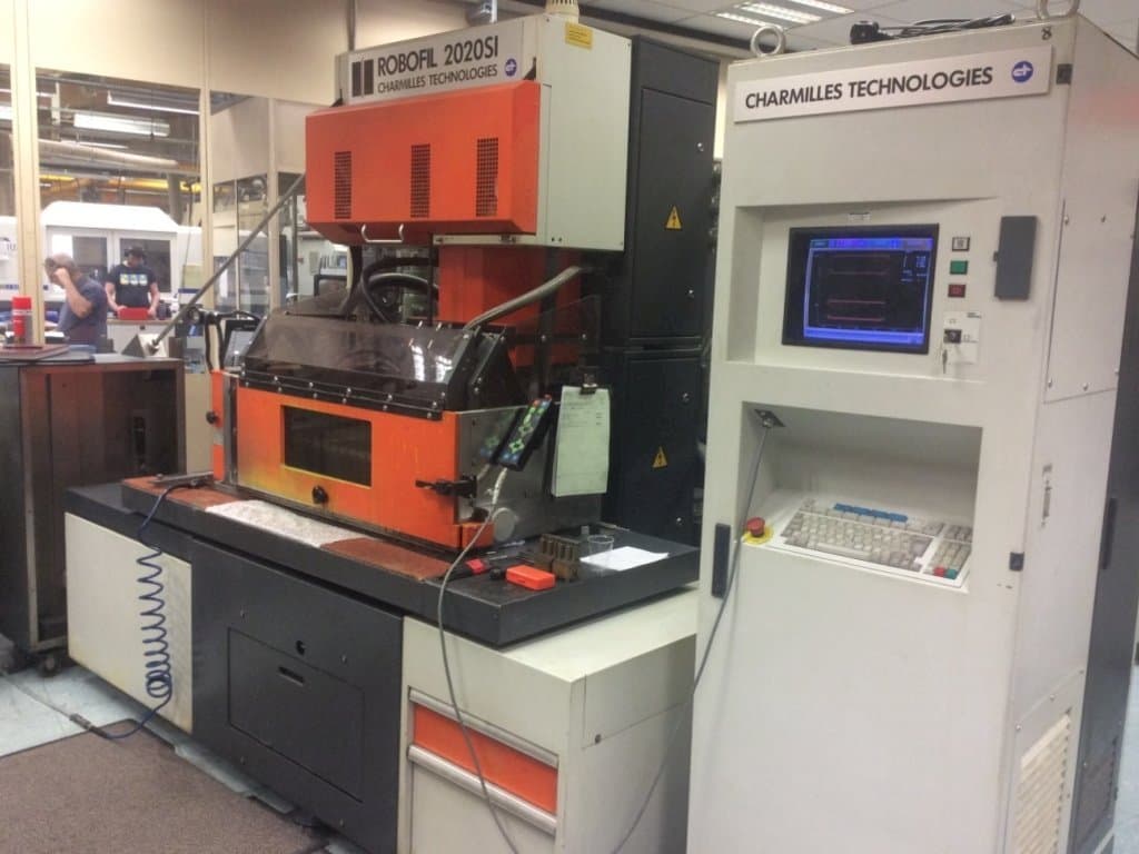 Frontansicht der CHARMILLES Robofil 2020 SI Maschine