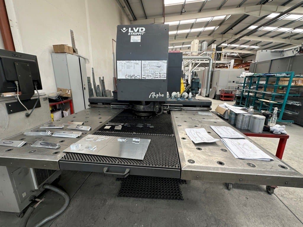 Frontansicht der LVD Alpha 1212TK Maschine