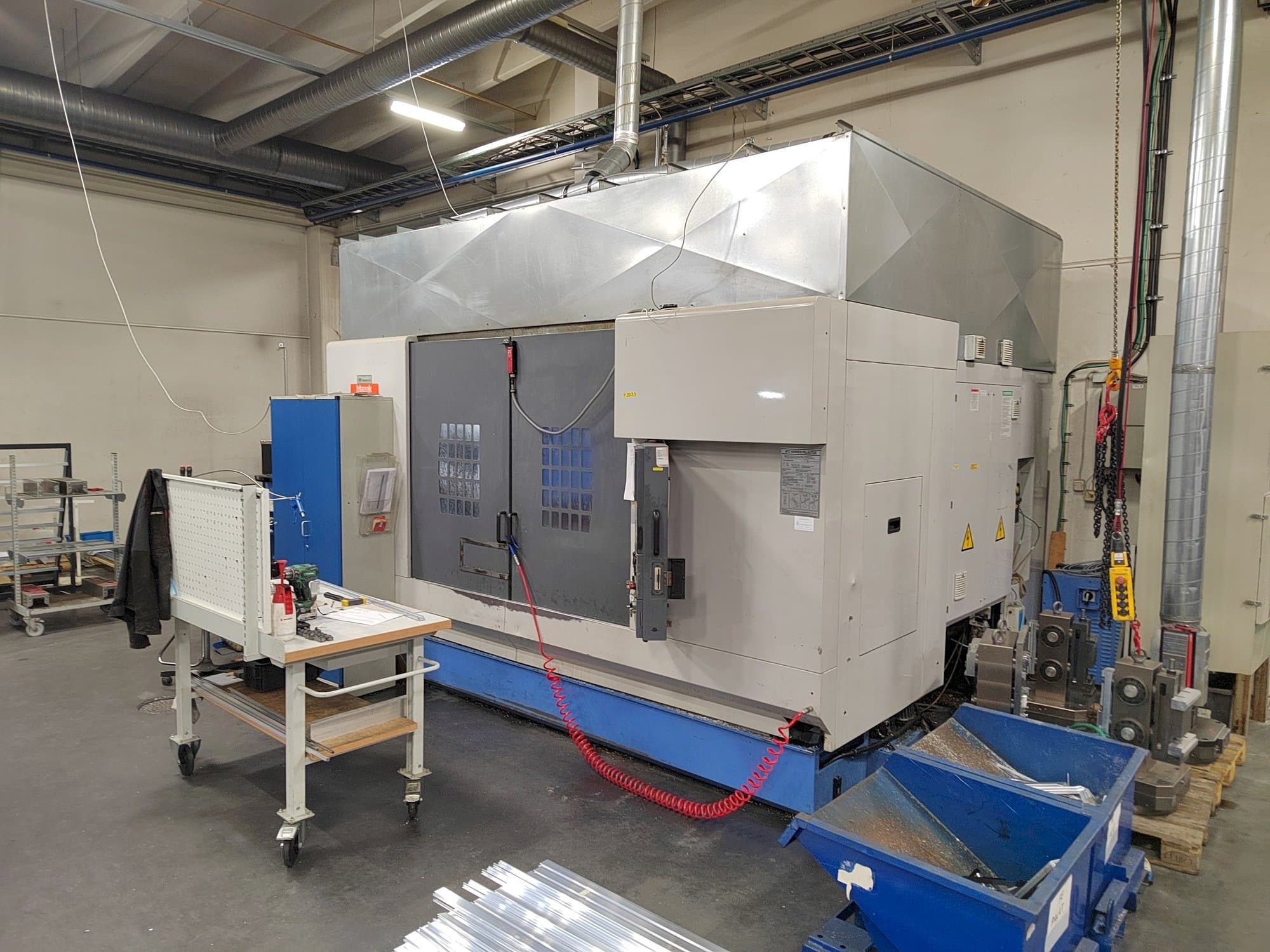 Frontansicht der Mazak VTC-300C Maschine