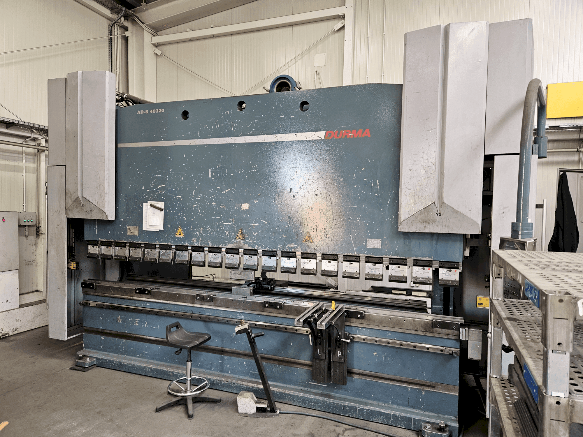 Frontansicht der Durma AD-S 40320 (2012)  Maschine