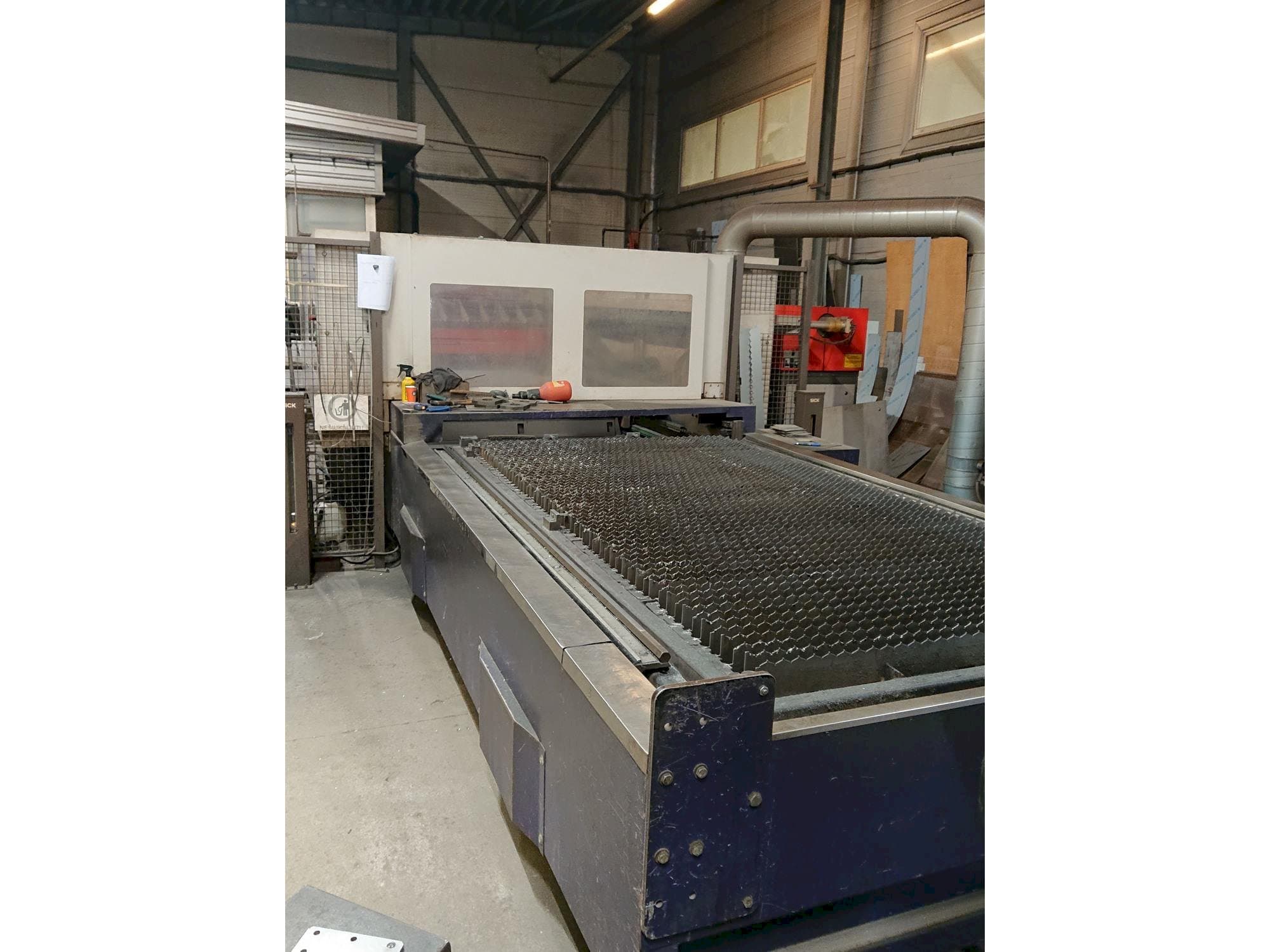Frontansicht der Bystronic Bysprint 3015 Bylaser 3000  Maschine