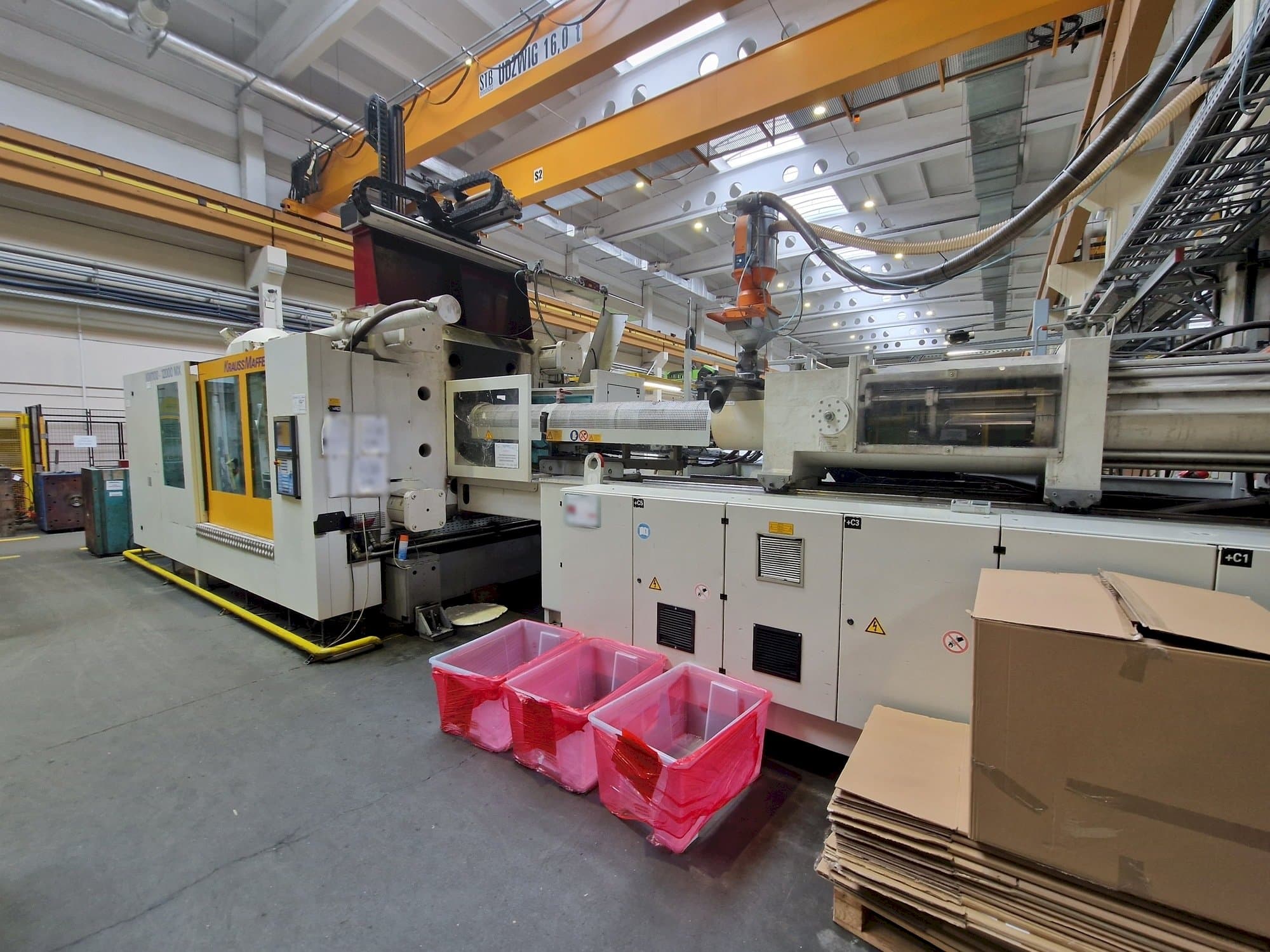 Frontansicht der Krauss Maffei 1100-12000 MX Maschine