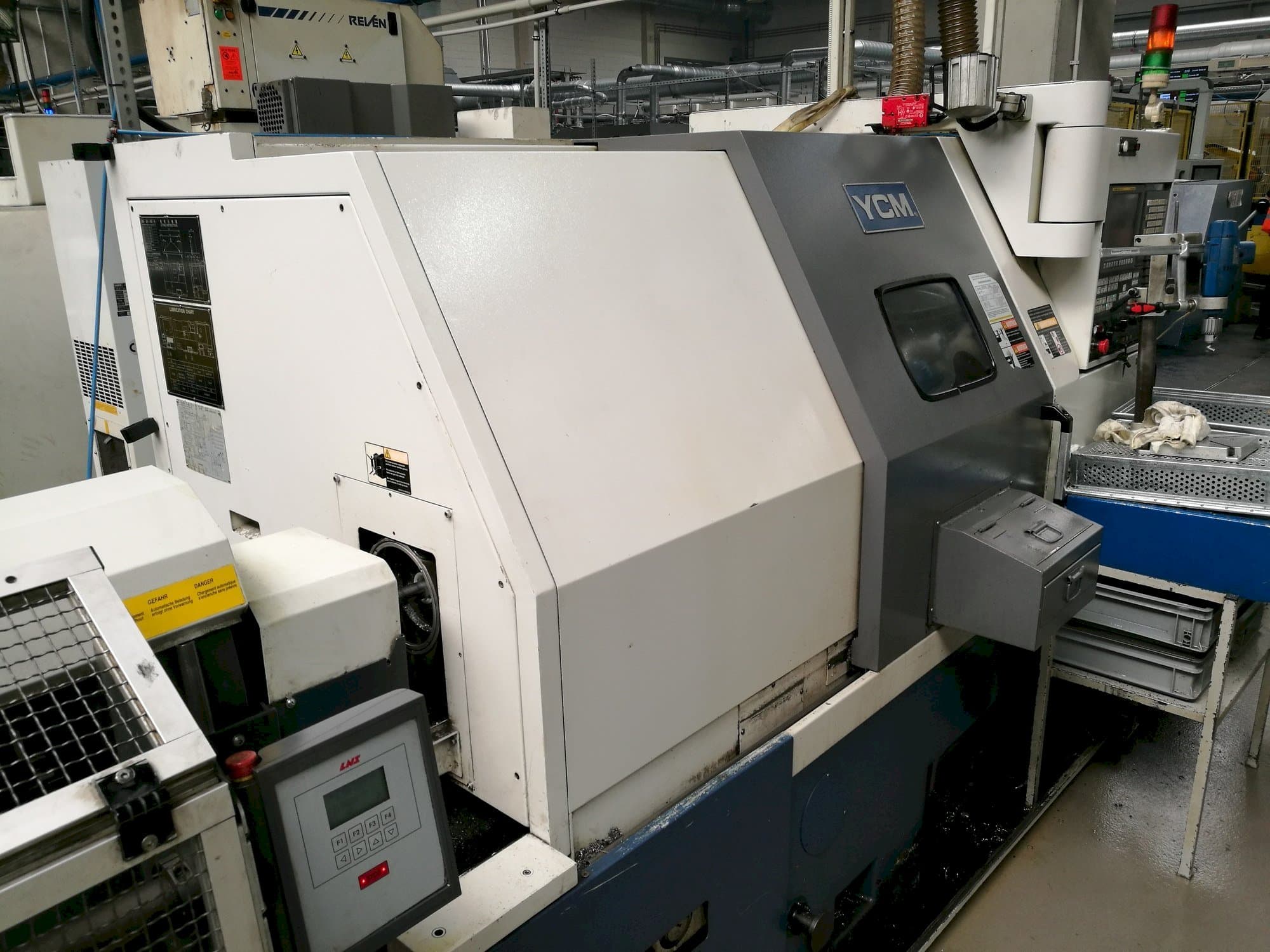 Frontansicht der YCM GT-250A  Maschine