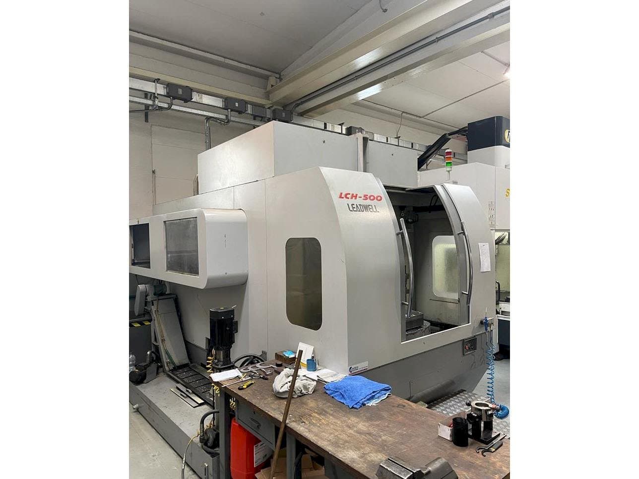 Linke Seitenansicht der Leadwell LCH-500 Maschine