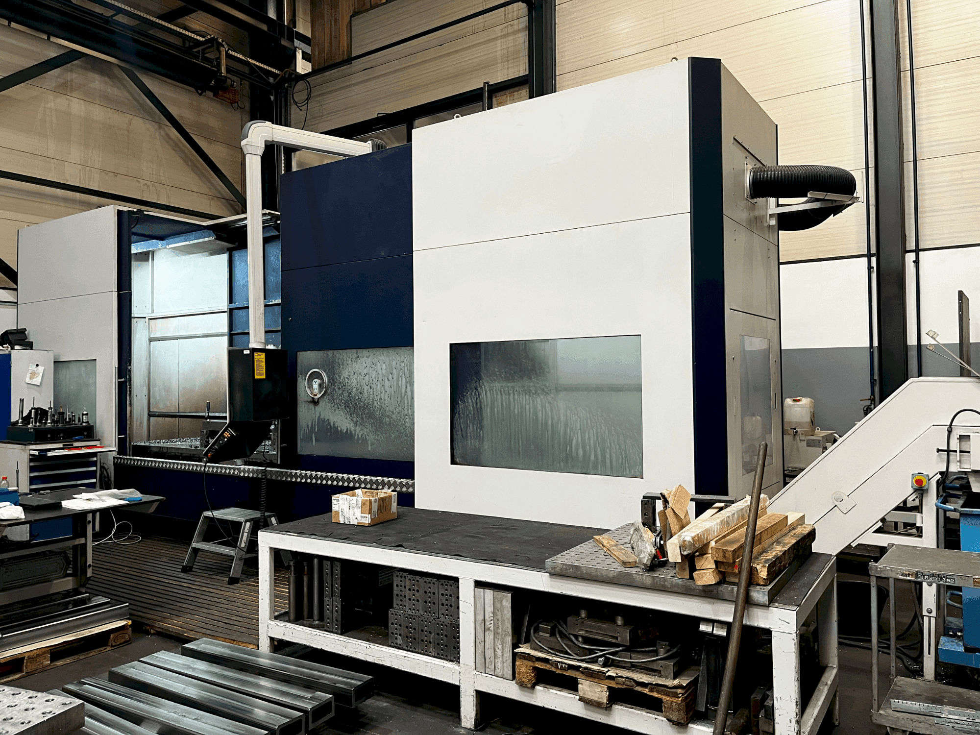 Frontansicht der Soraluce TA-35A Maschine