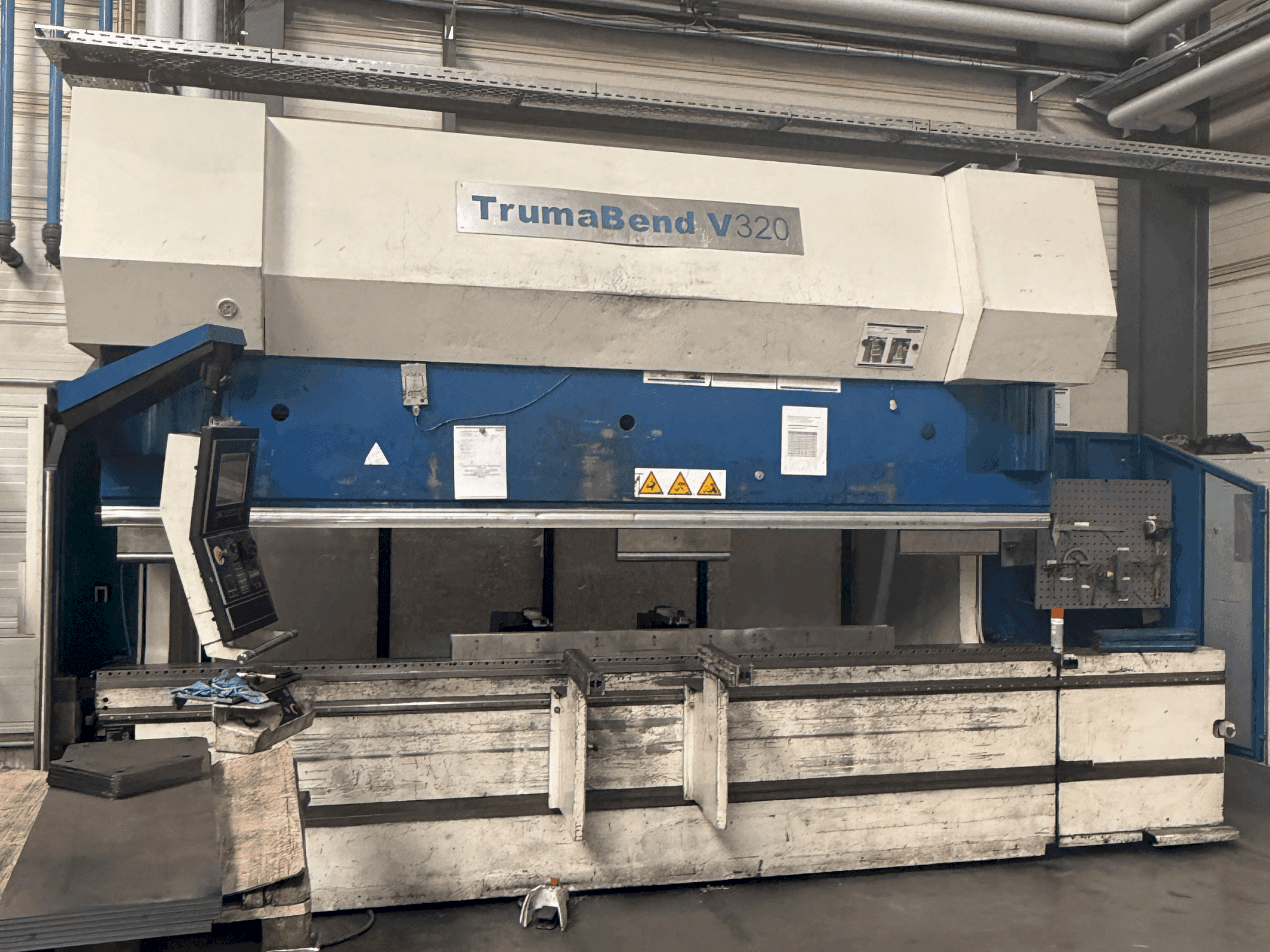 Frontansicht der TRUMPF TrumaBend V320 Maschine