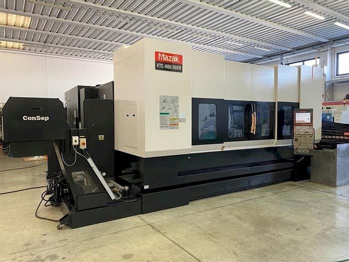 Frontansicht der Mazak VTC 800/30 SR Maschine