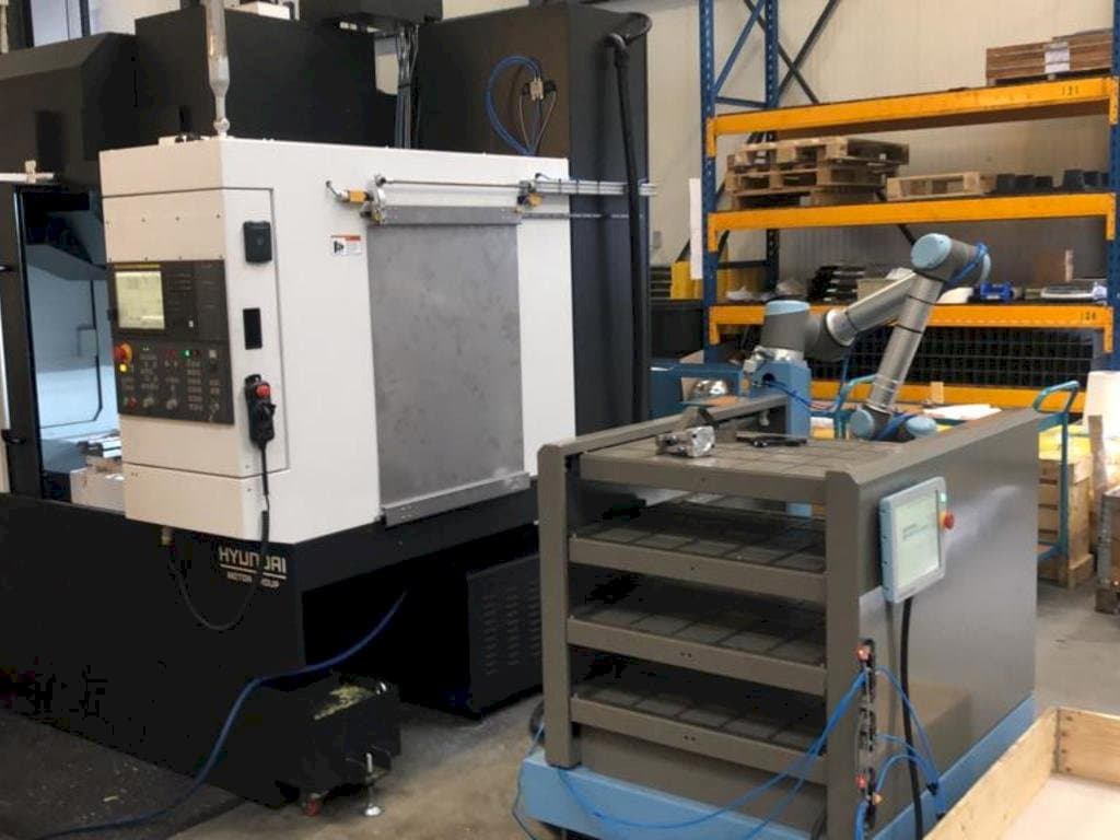 Frontansicht der Universal Robots UR10 Maschine