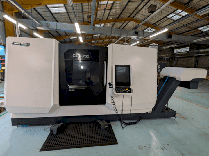 Frontansicht der DMG MORI CLX750 V4  Maschine