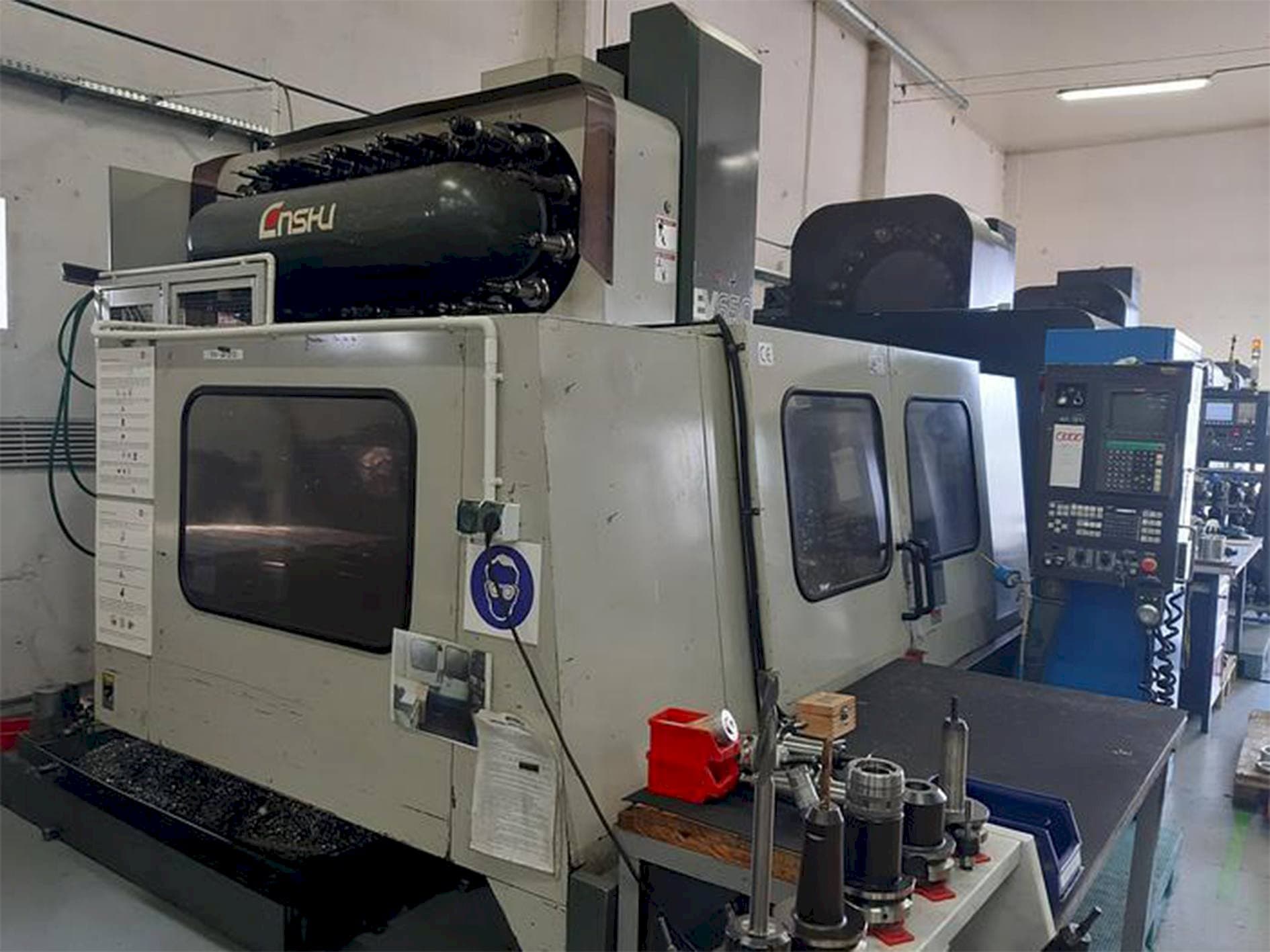 Frontansicht der Enshu EV 650 Maschine