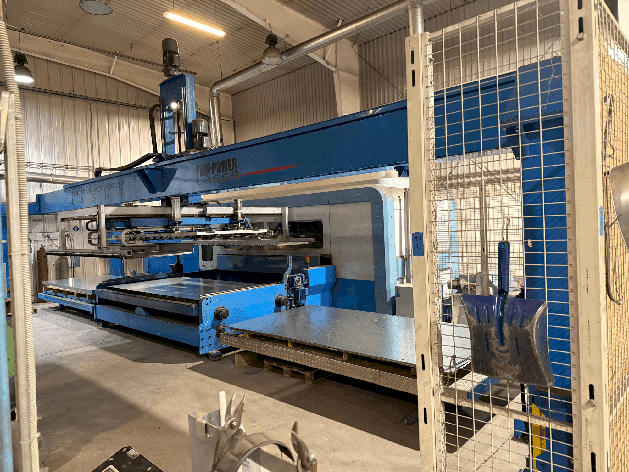 Frontansicht der Finn-Power FPL6-BL Maschine