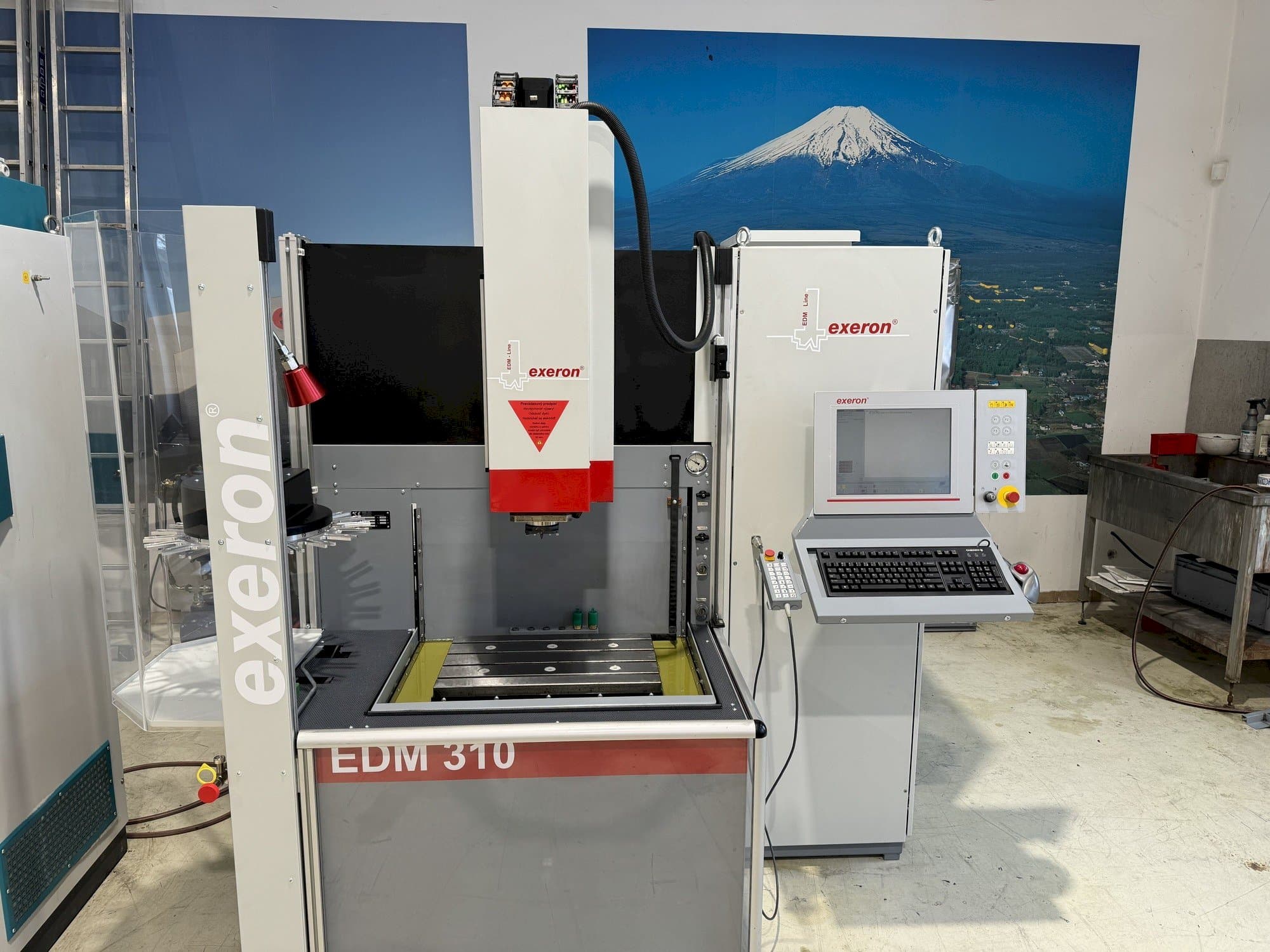 Frontansicht der Exeron EDM 310 MF 20 Maschine