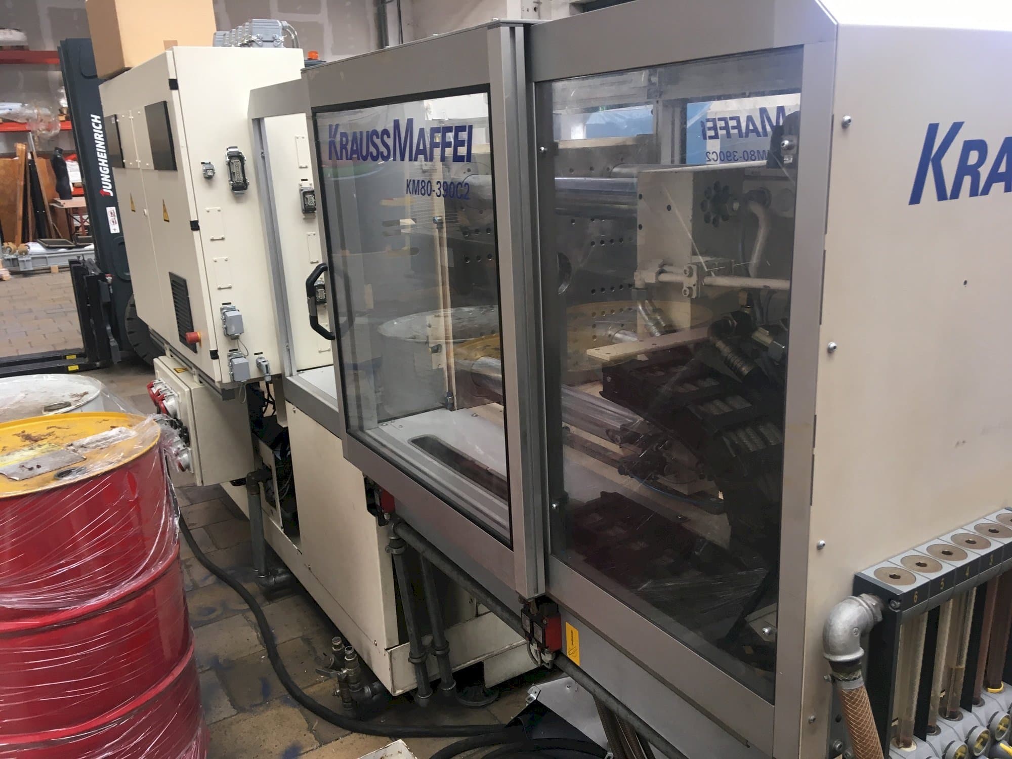 Rechte Ansicht der Krauss Maffei 80/390 C2 Maschine