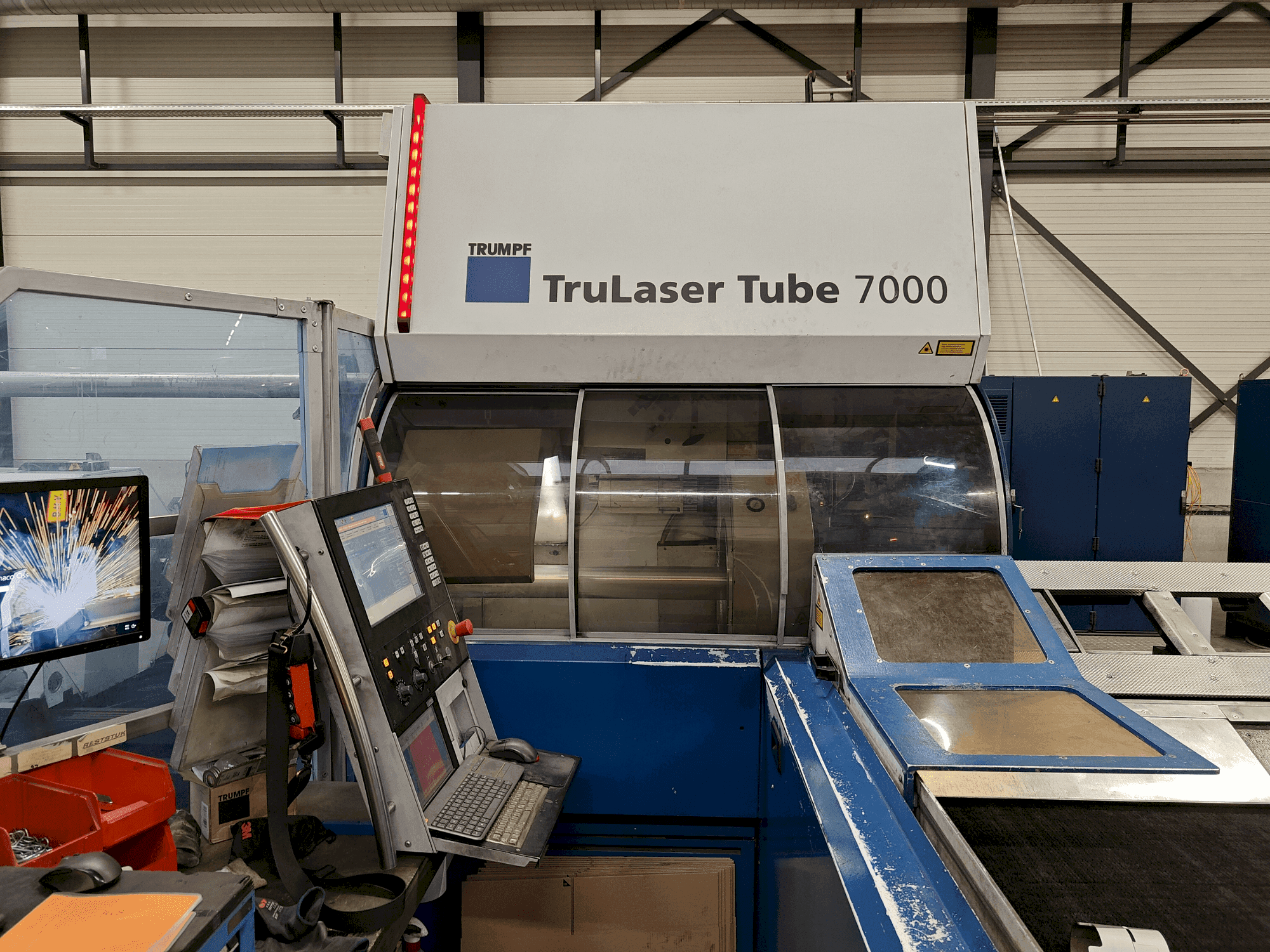 Frontansicht der TRUMPF TruLaser Tube 7000 Maschine