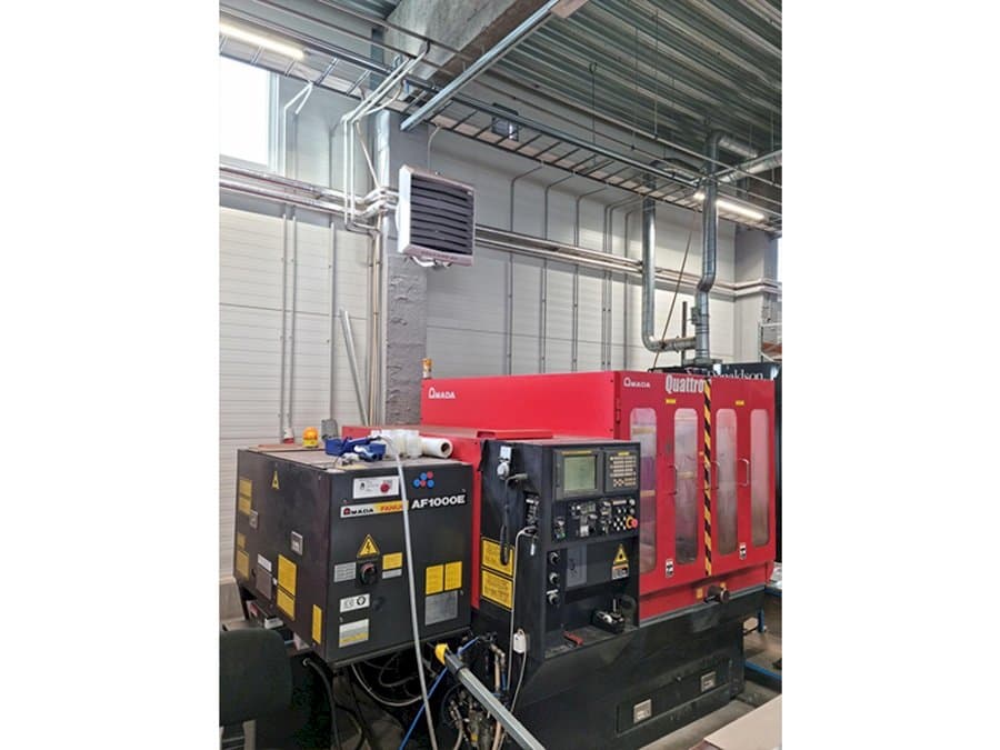 Linke Seitenansicht der AMADA Quattro Maschine