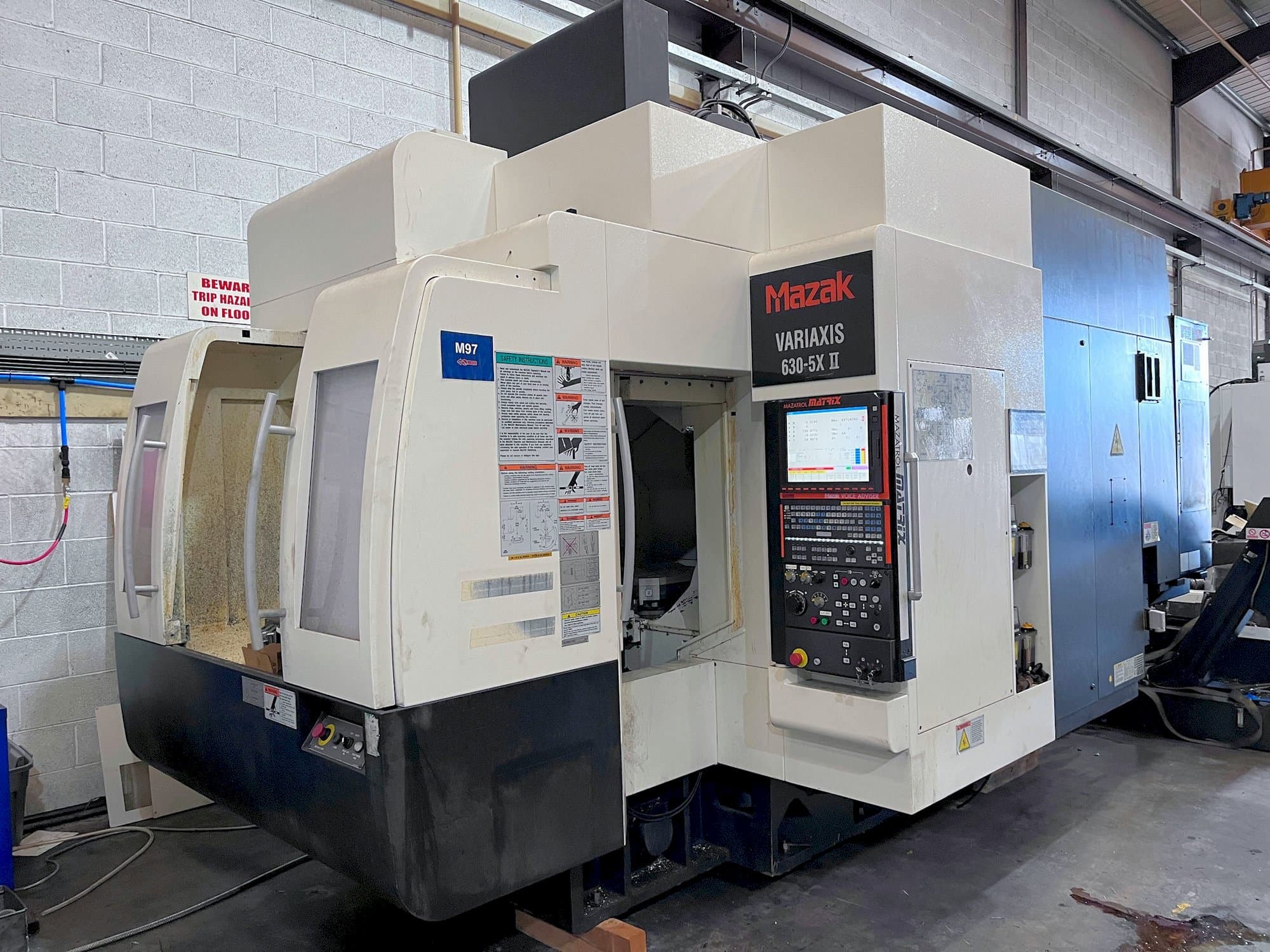 Frontansicht der Mazak 630-5AX II Maschine