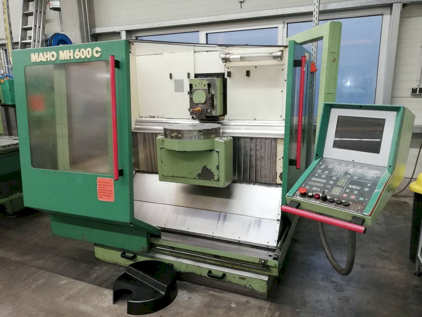 Linke Seitenansicht der Maho MH 600 C  Maschine