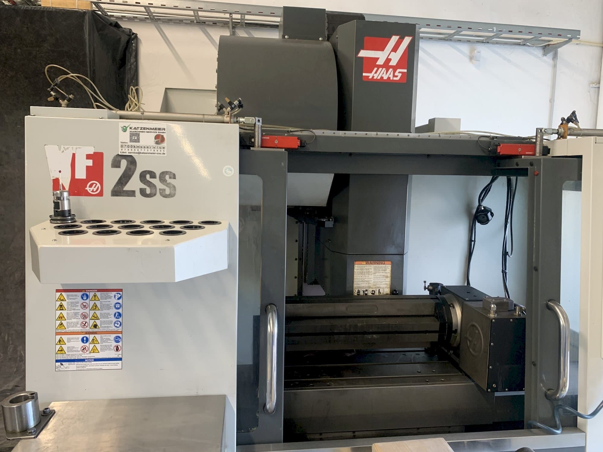 Frontansicht der HAAS VF-2SS Maschine