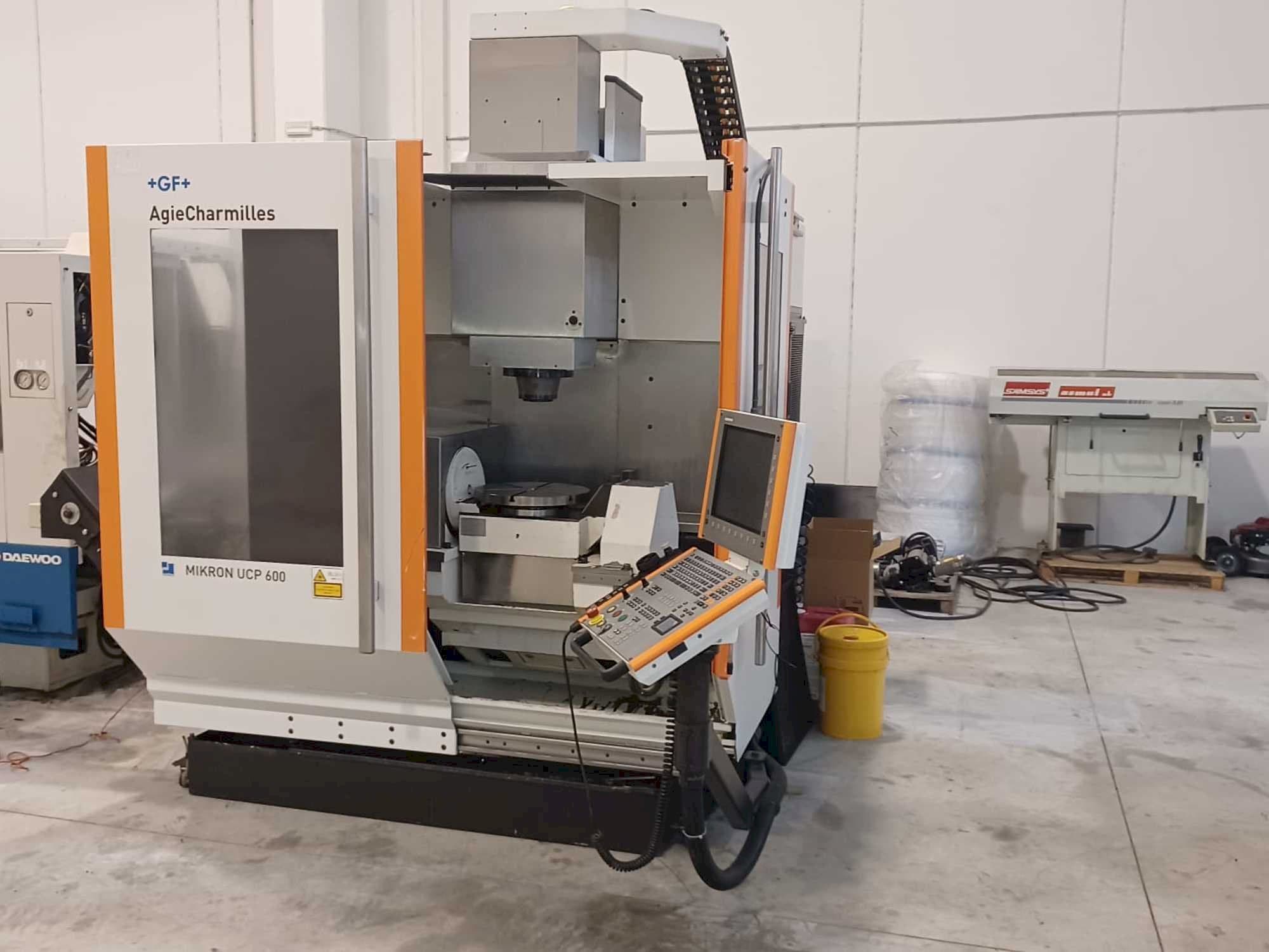 Frontansicht der AgieCharmilles Mikron UCP 600 Maschine