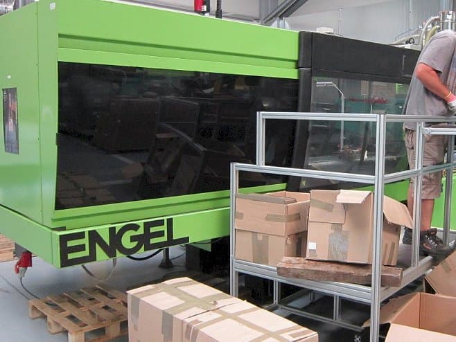 Frontansicht der ENGEL ES 2050/300 HL-V Maschine