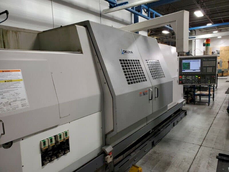 Linke Seitenansicht der Okuma LB45 II Maschine