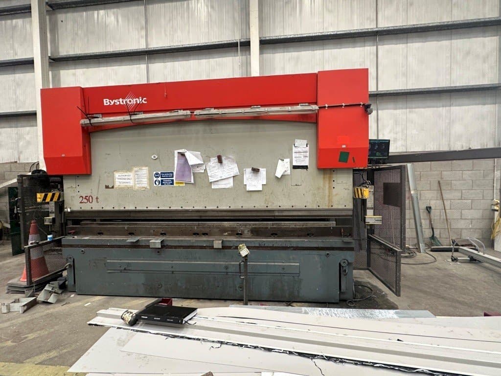 Frontansicht der Bystronic PR 250 x 4100 Maschine