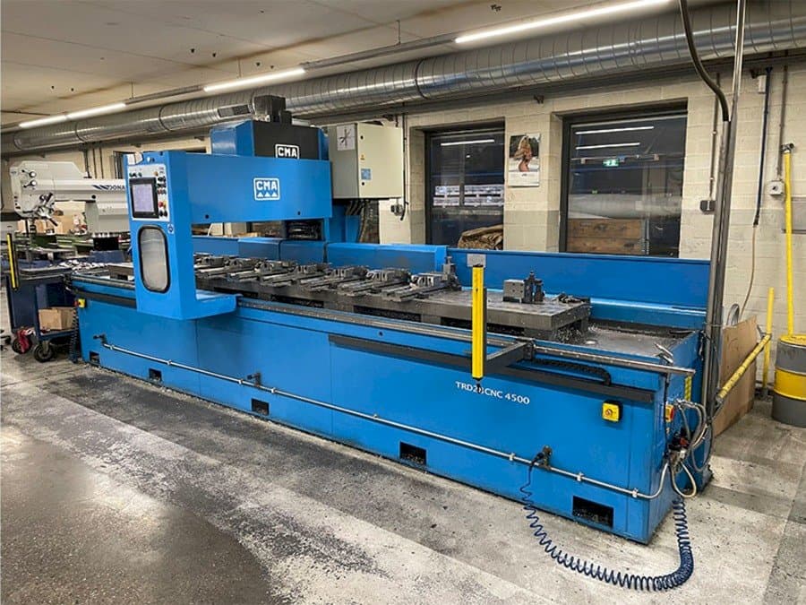 Frontansicht der CMA TRD28CNC 4500 Maschine