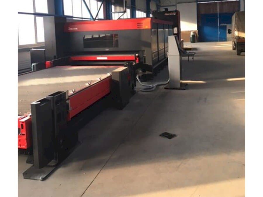 Frontansicht der AMADA FO-4222 M2 NT Maschine