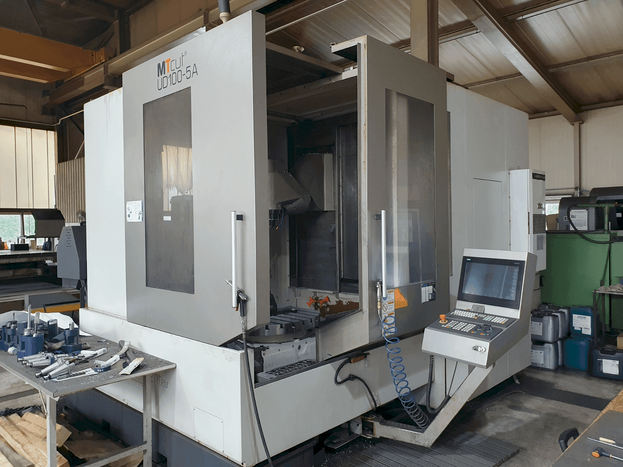 Frontansicht der MTcut UD100-5A Maschine