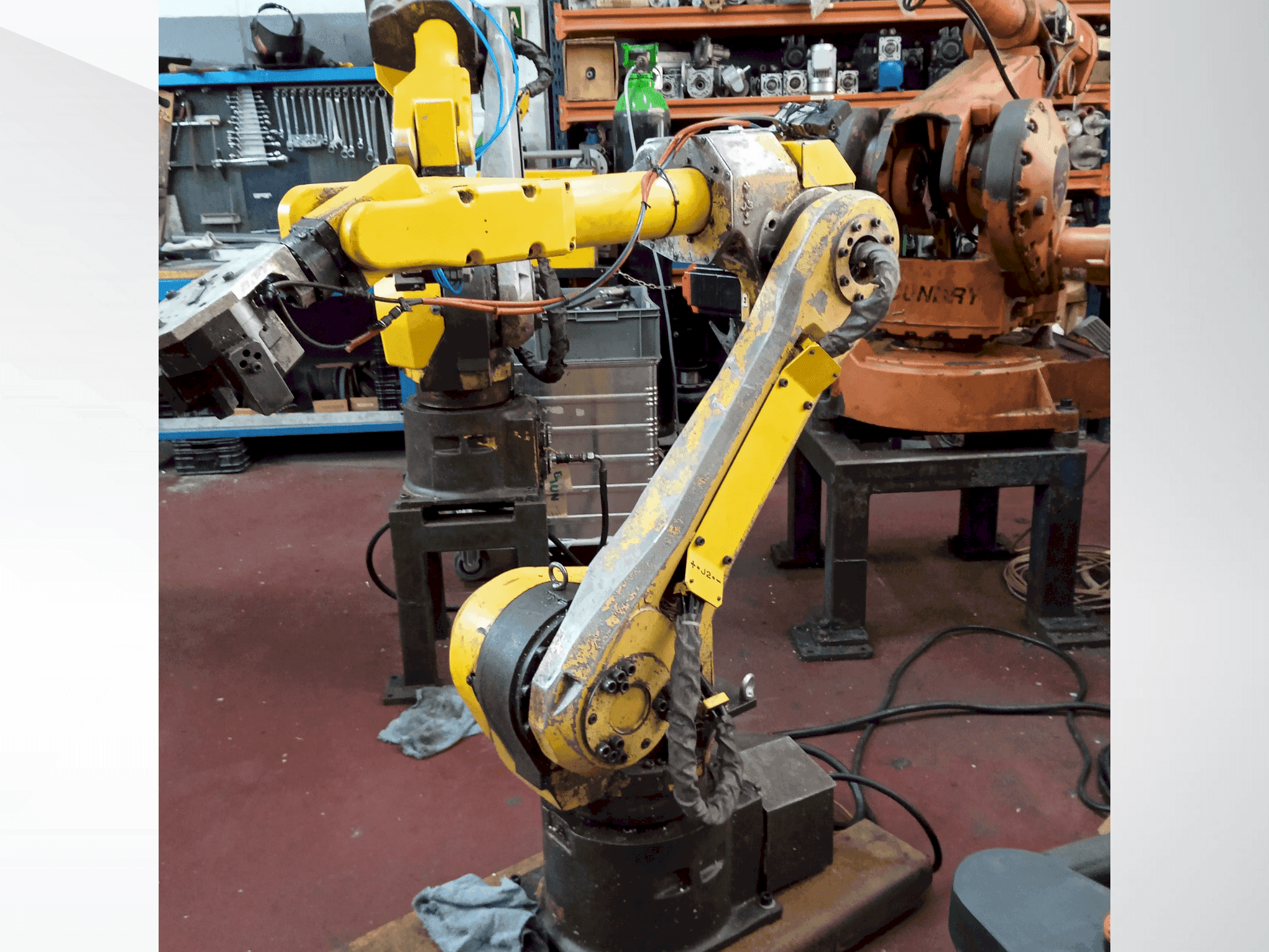 Frontansicht der FANUC M-16iB  Maschine