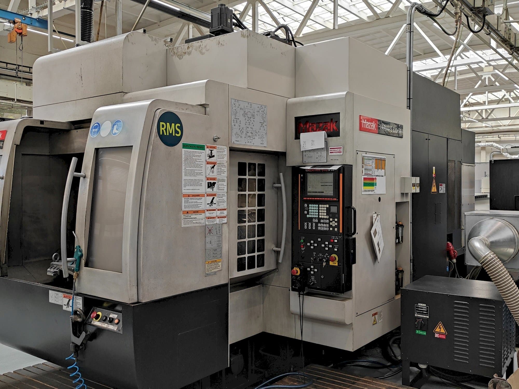 Frontansicht der Mazak Variaxis 630-5X Maschine