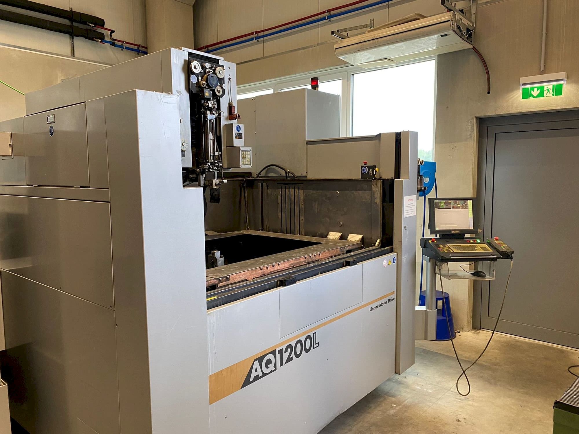Frontansicht der Sodick Pn1200t Maschine