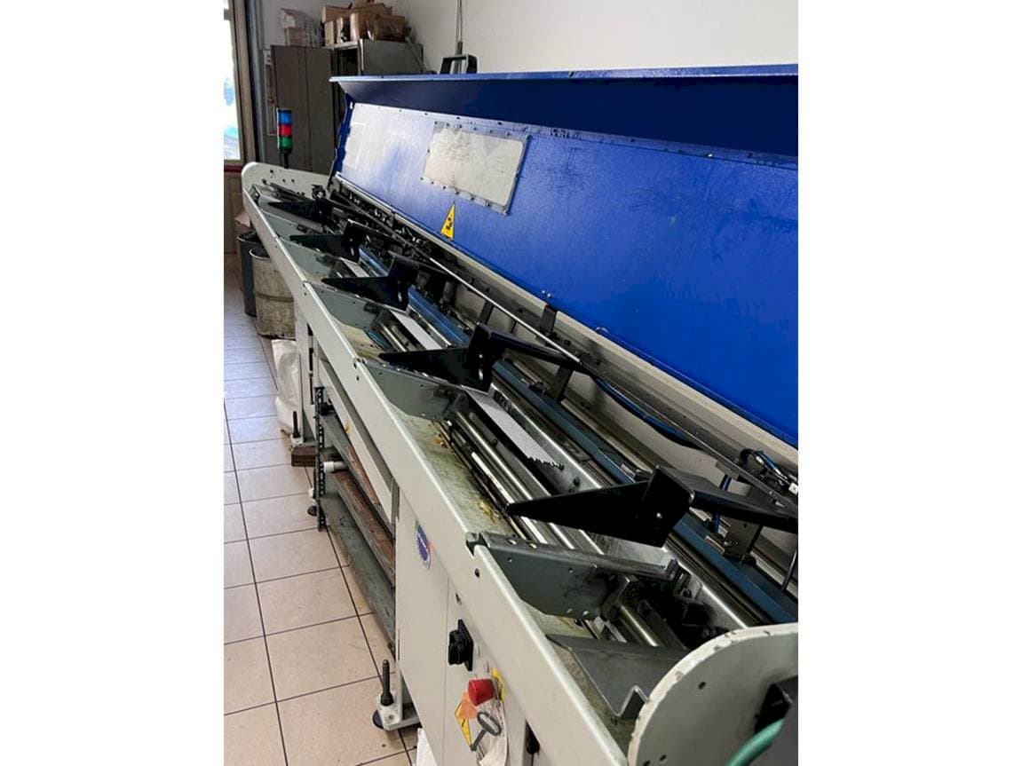 Rechte Seitenansicht der TSUGAMI HS207 Maschine