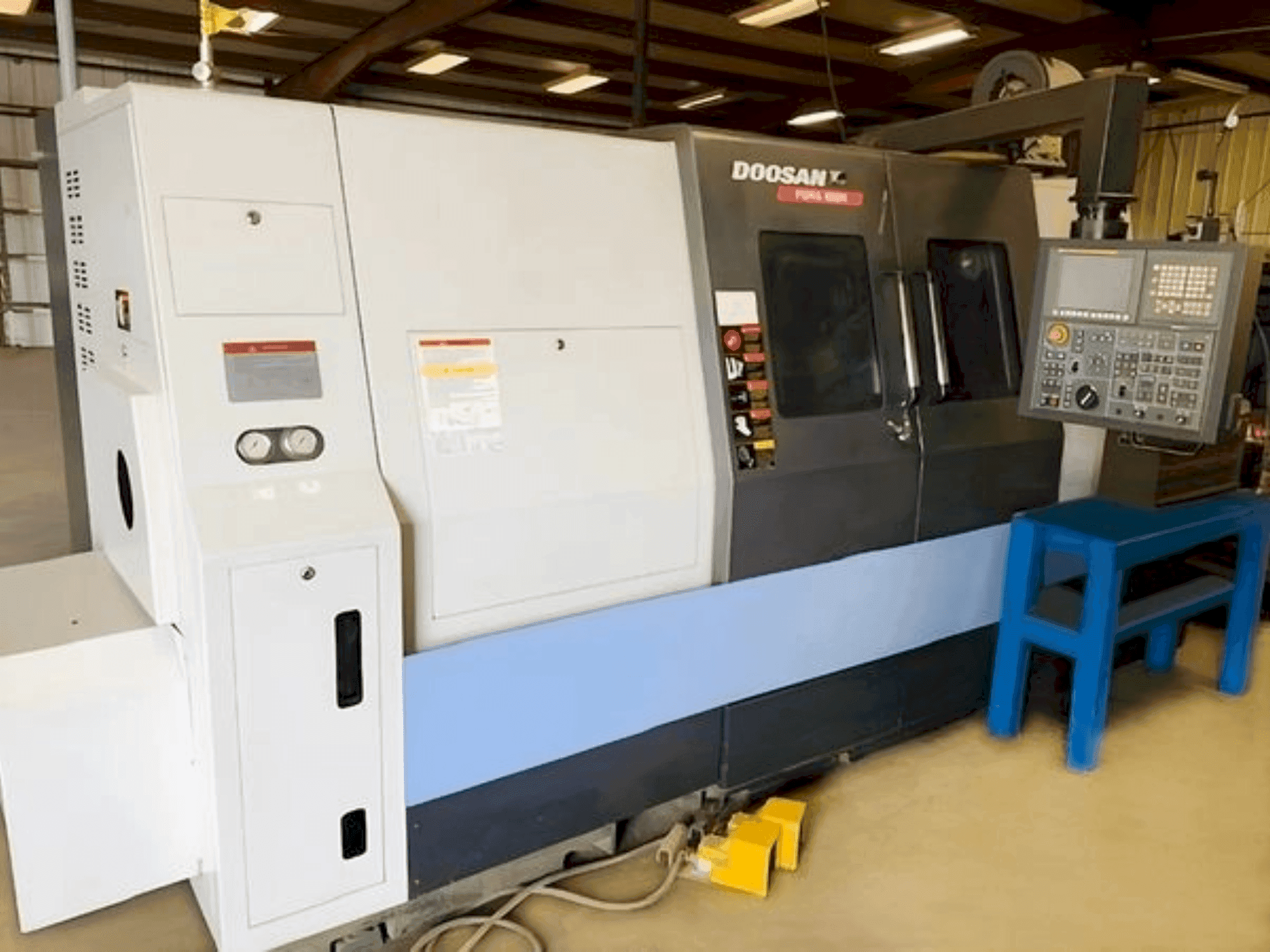 Frontansicht der DOOSAN PUMA 400MB Maschine
