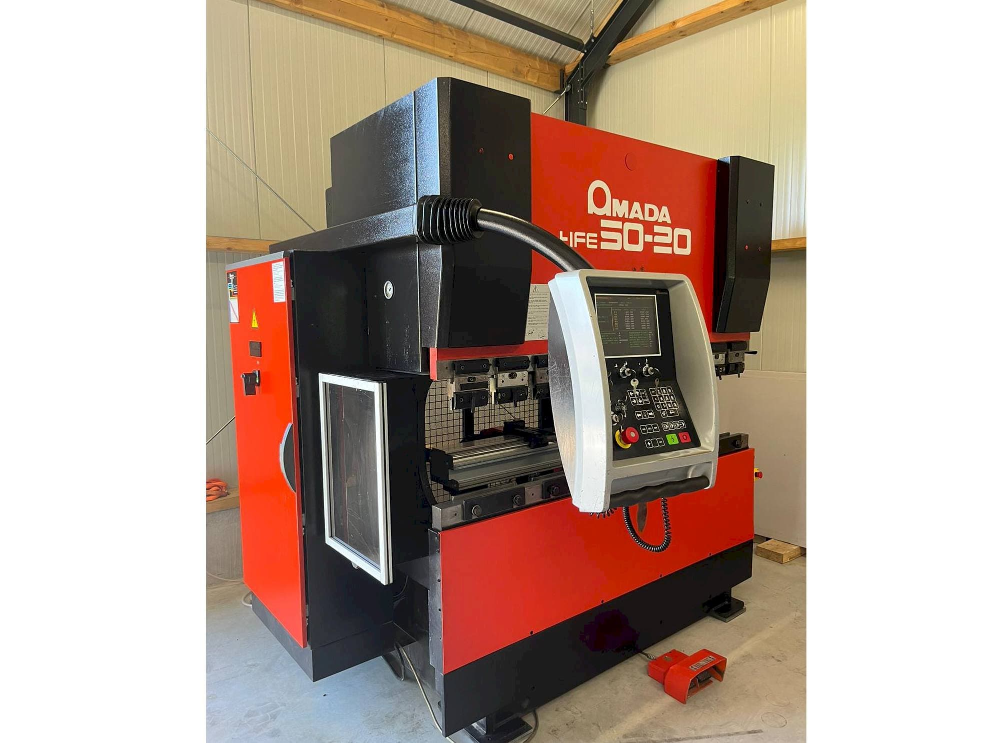 Frontansicht der AMADA HFE 50 20 Maschine
