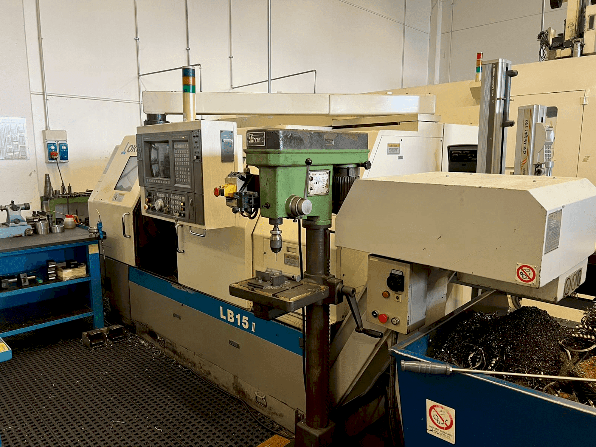 Frontansicht der Okuma LB15-II Maschine