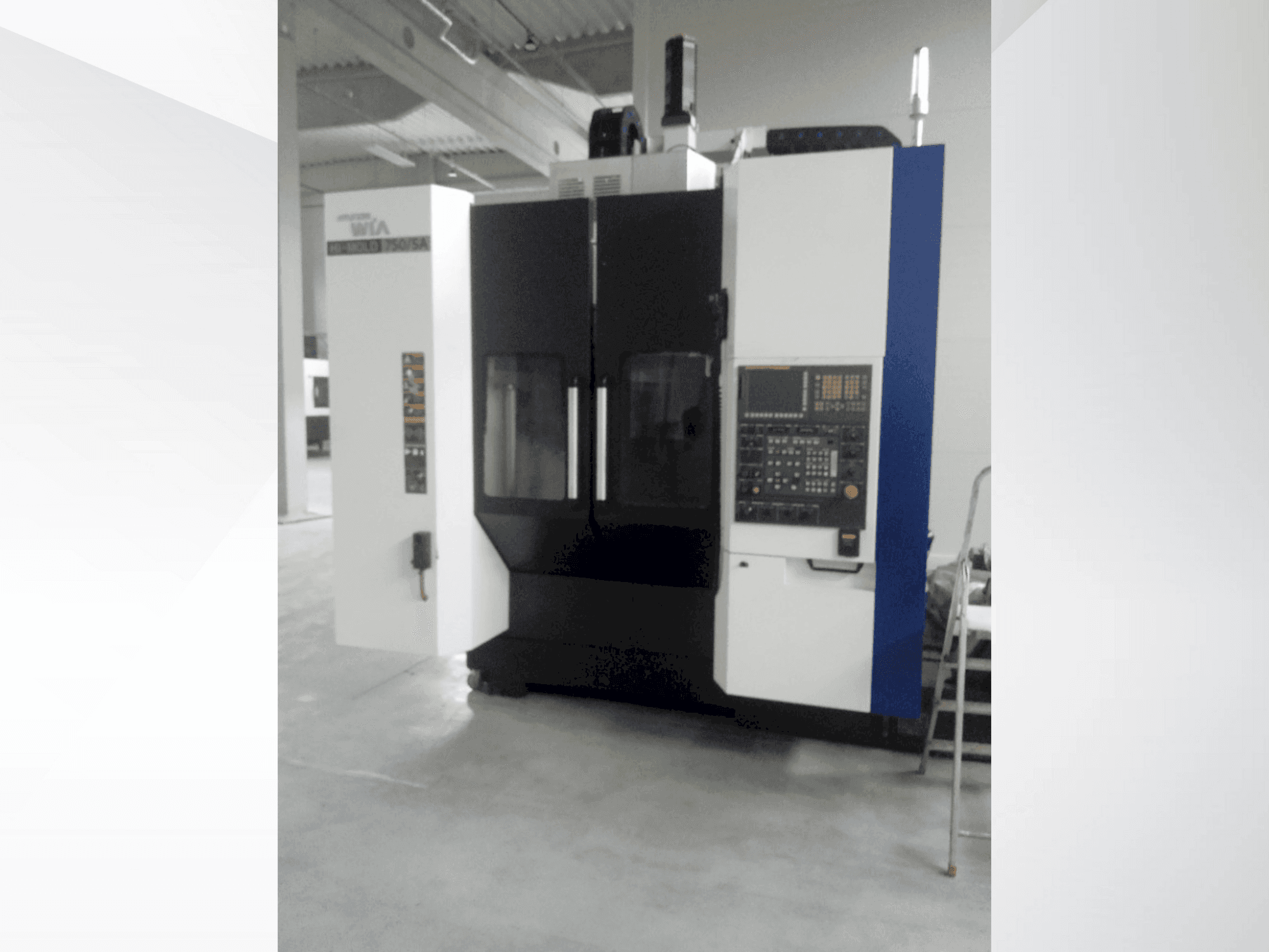 Frontansicht der Hyundai Wia HI-MOLD 750-5A  Maschine