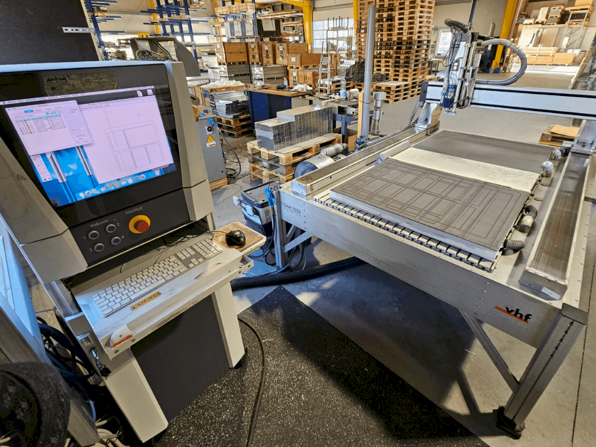 Frontansicht der VHF CAM 1020 Premium  Maschine