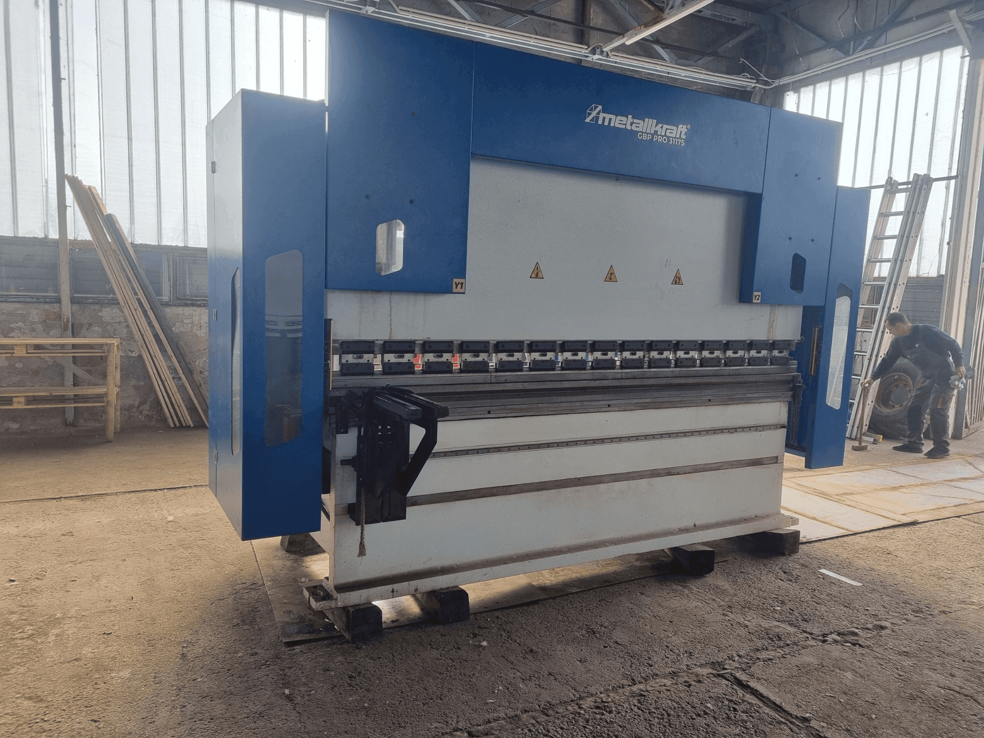 Frontansicht der Metallkraft GBP 31175 Maschine