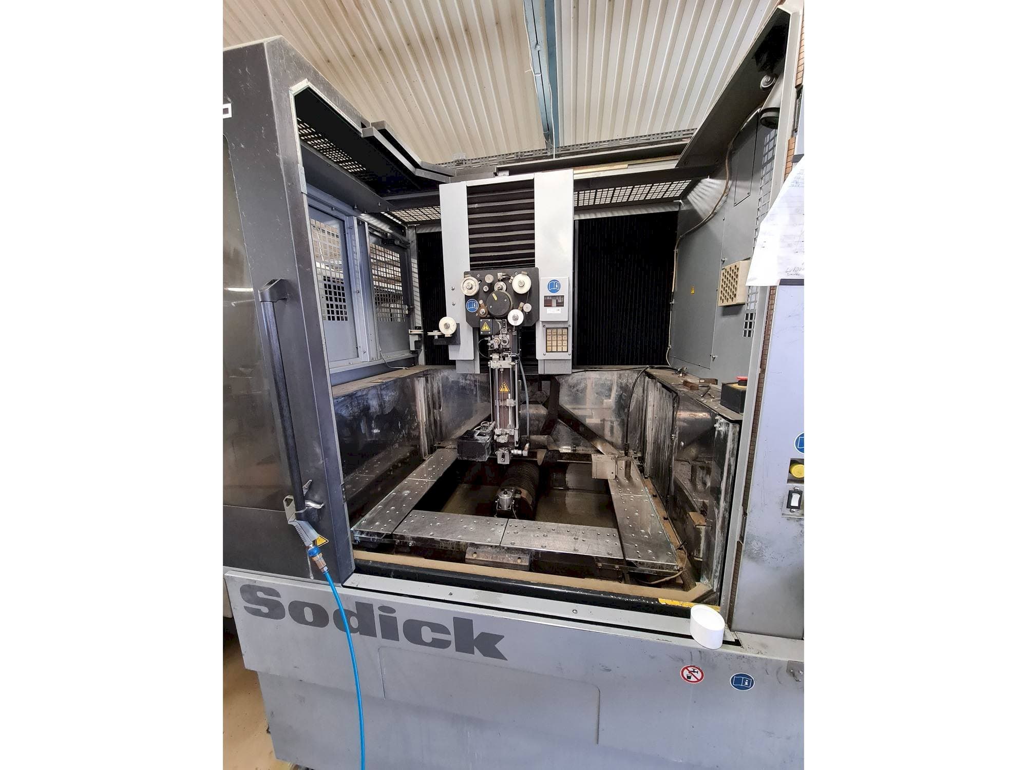 Frontansicht der Sodick AQ750L Maschine