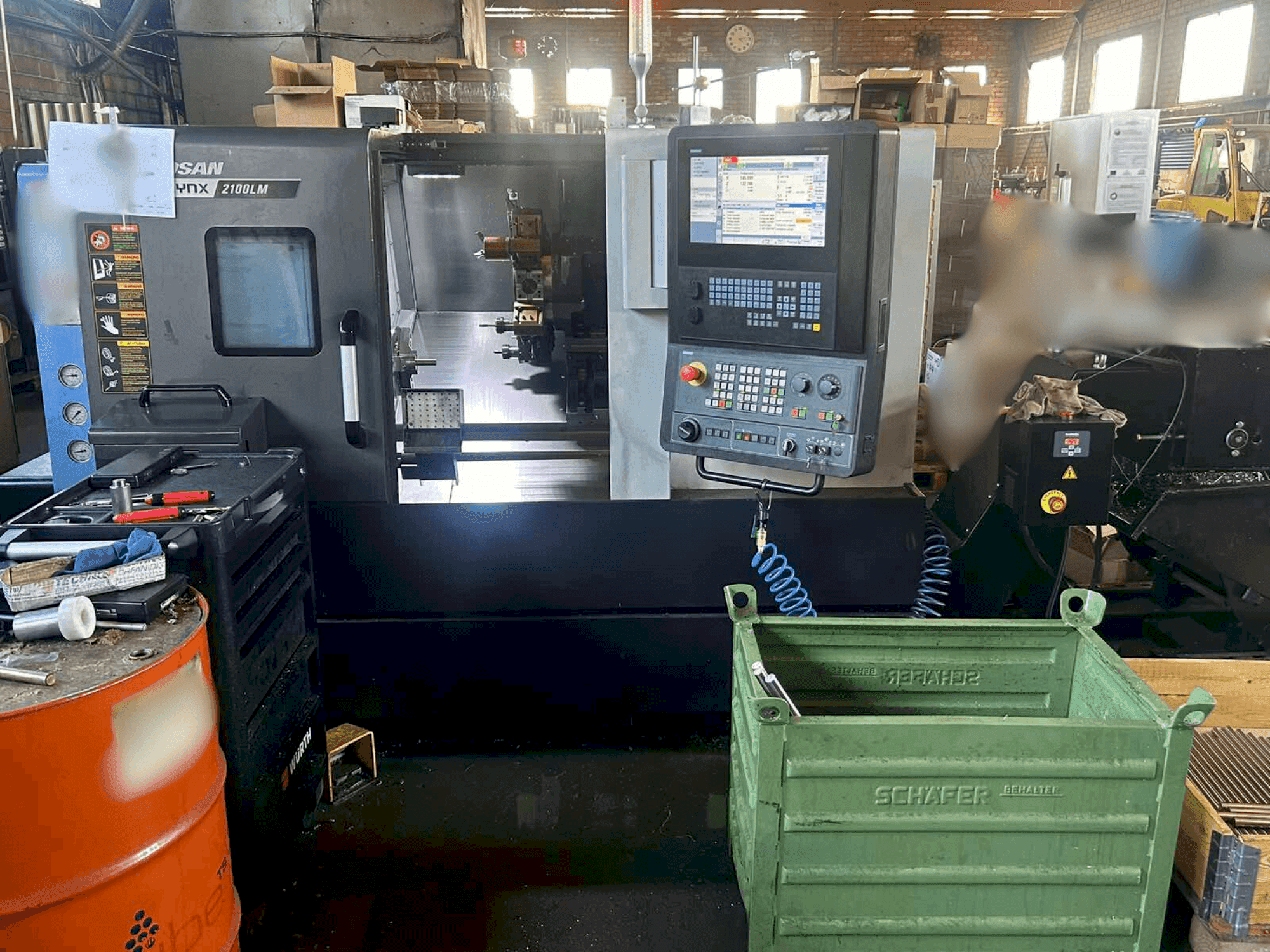 Frontansicht der DOOSAN LYNX 2100 LMB Maschine