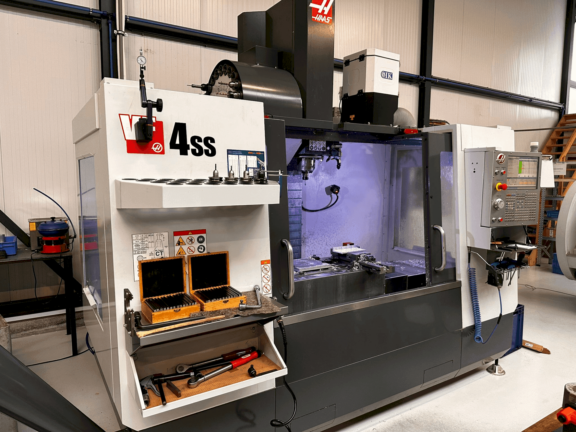 Frontansicht der HAAS VF-4SS  Maschine
