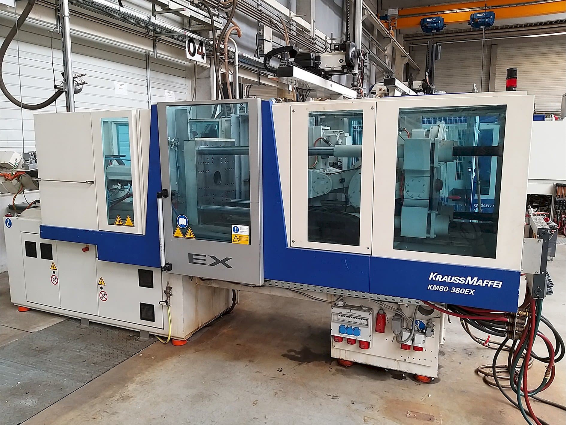 Frontansicht der Krauss Maffei 80-380 Ex Maschine
