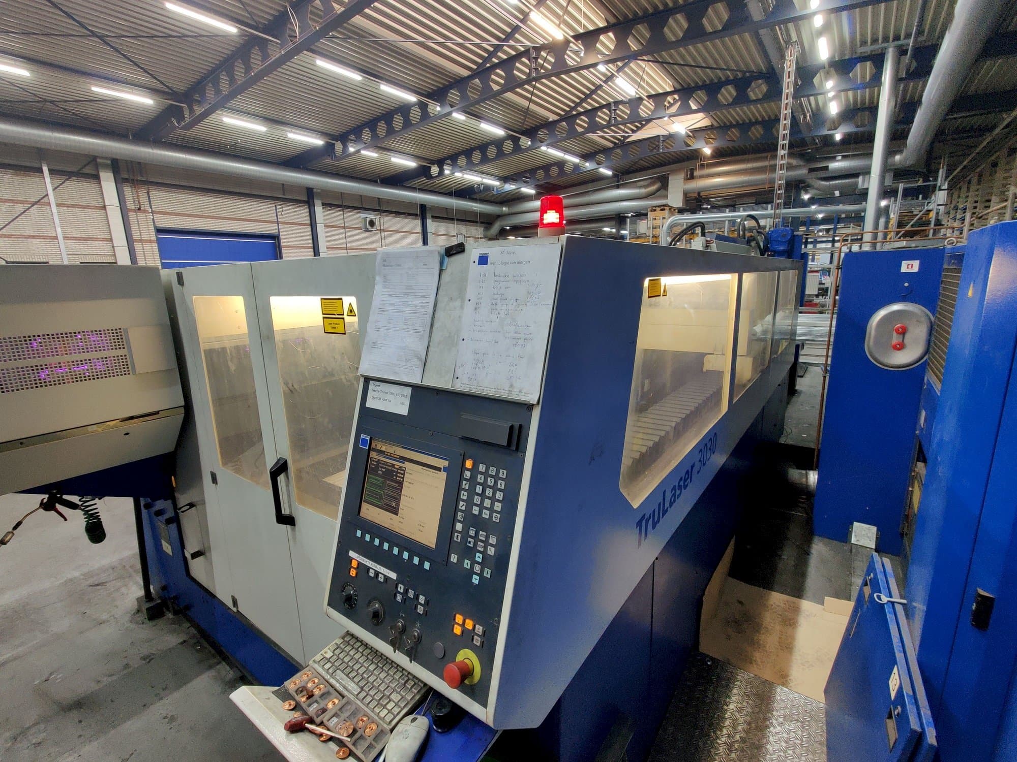 Frontansicht der Trumpf TruLaser 3030 Maschine