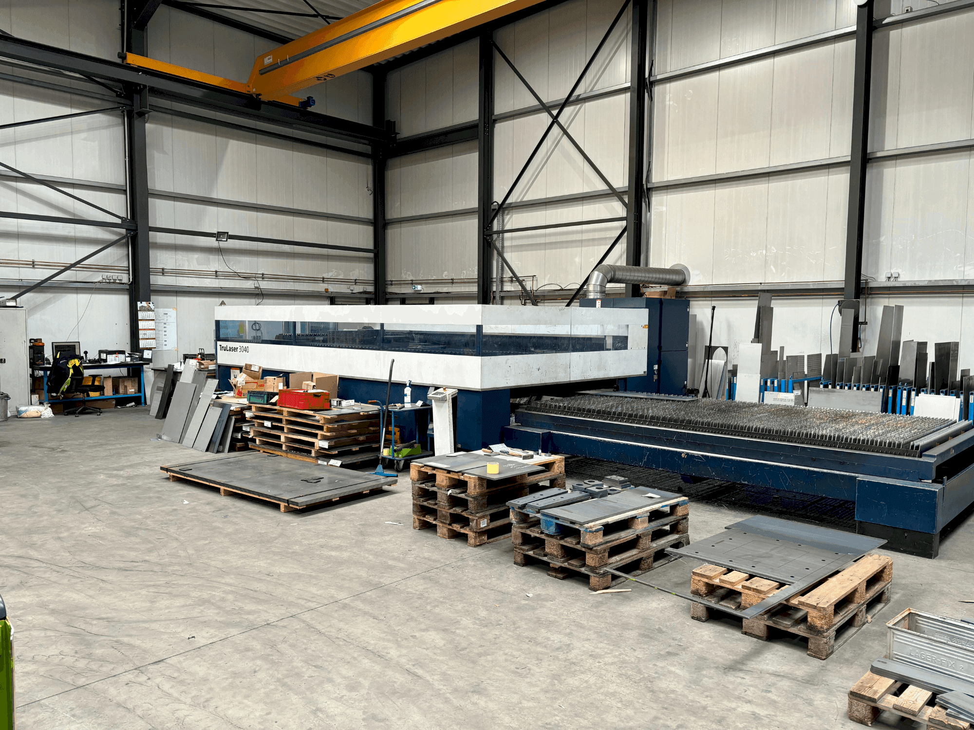 Frontansicht der TRUMPF TruLaser 3040 Maschine