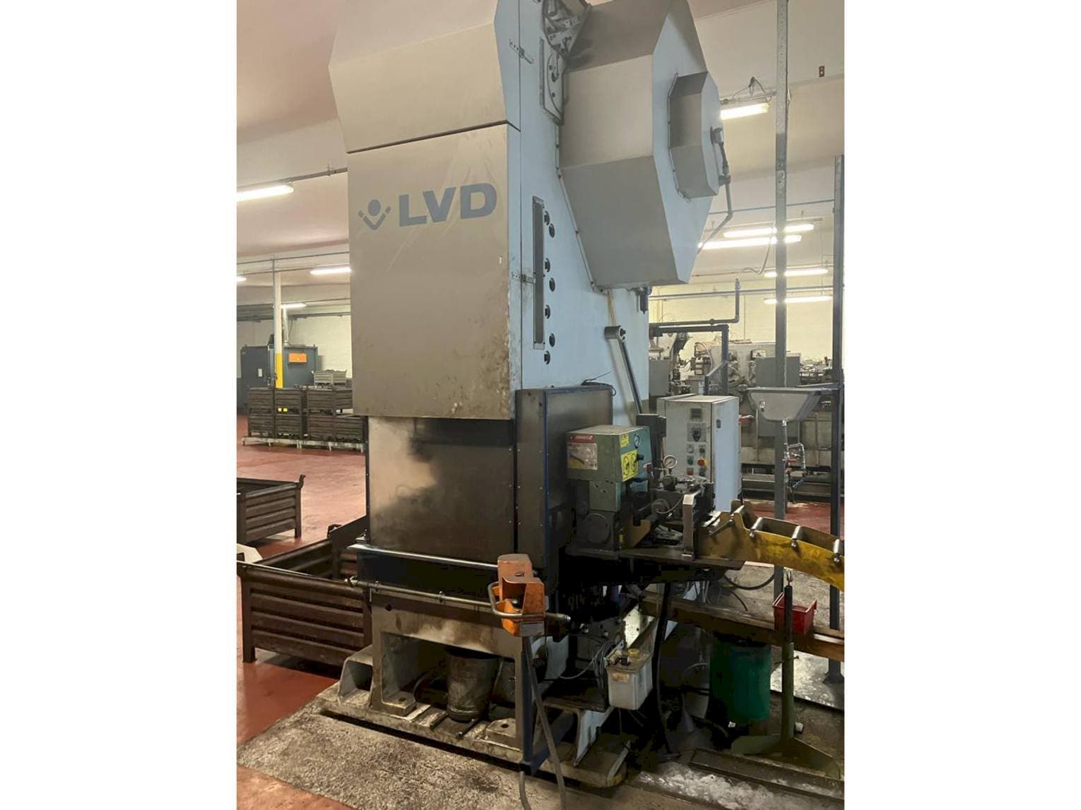 Frontansicht der LVD DVDF 160T Maschine