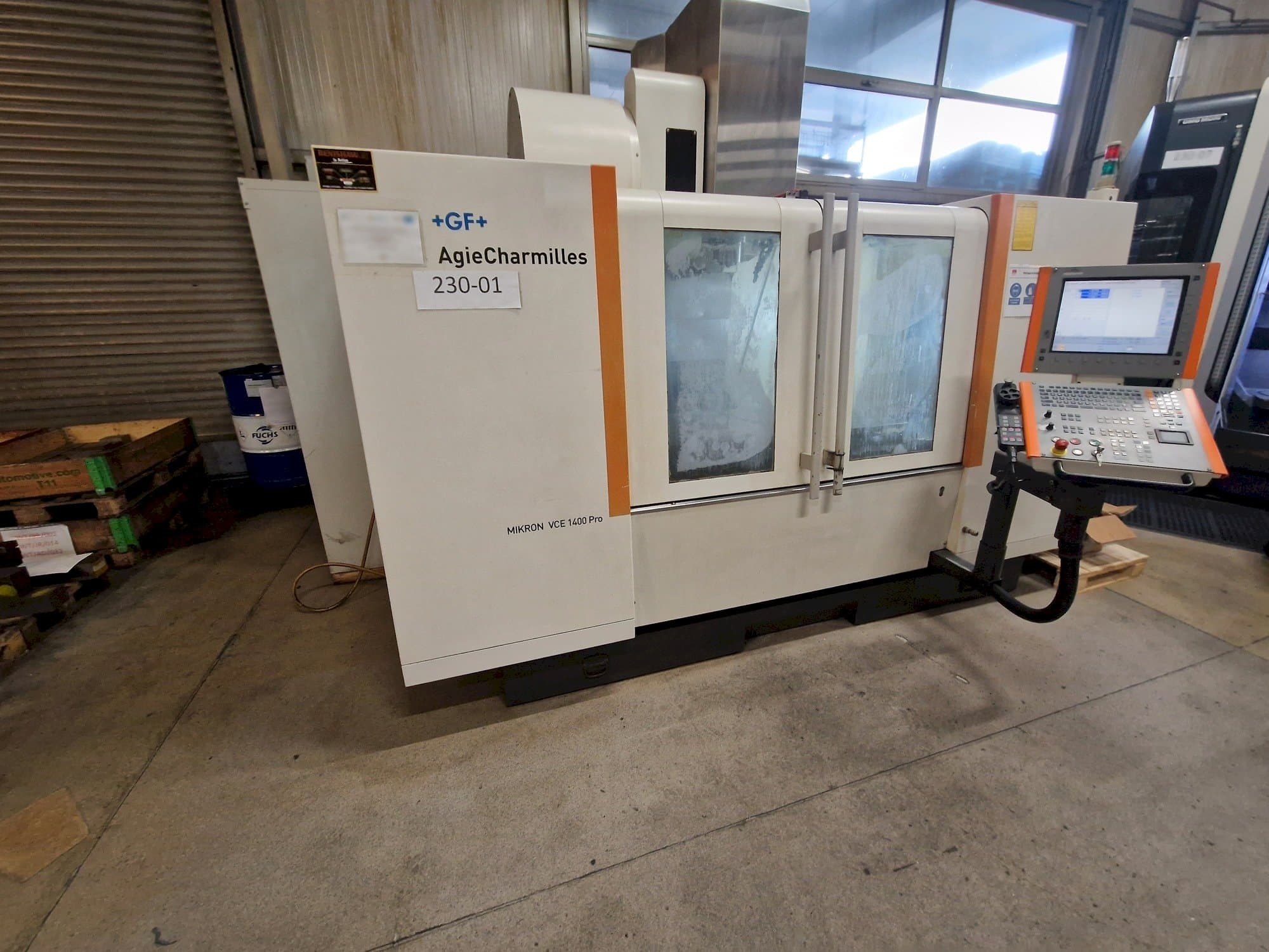 Linke Seitenansicht der AgieCharmilles MIKRON VCE 1400 PRO Maschine